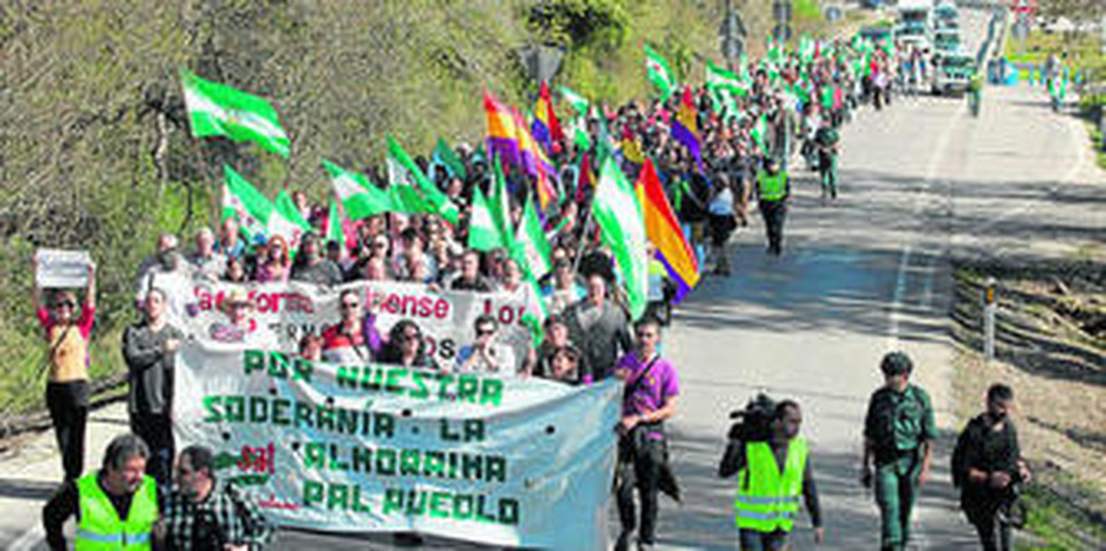 Un momento de la manifestación a su paso por la carretera A-405 hacia la puerta de la zona administrativa de La Almoraima, ayer.