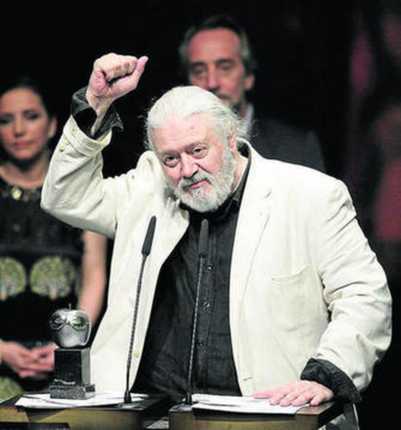 Mario Gas agradece su premio a la mejor dirección de escena.