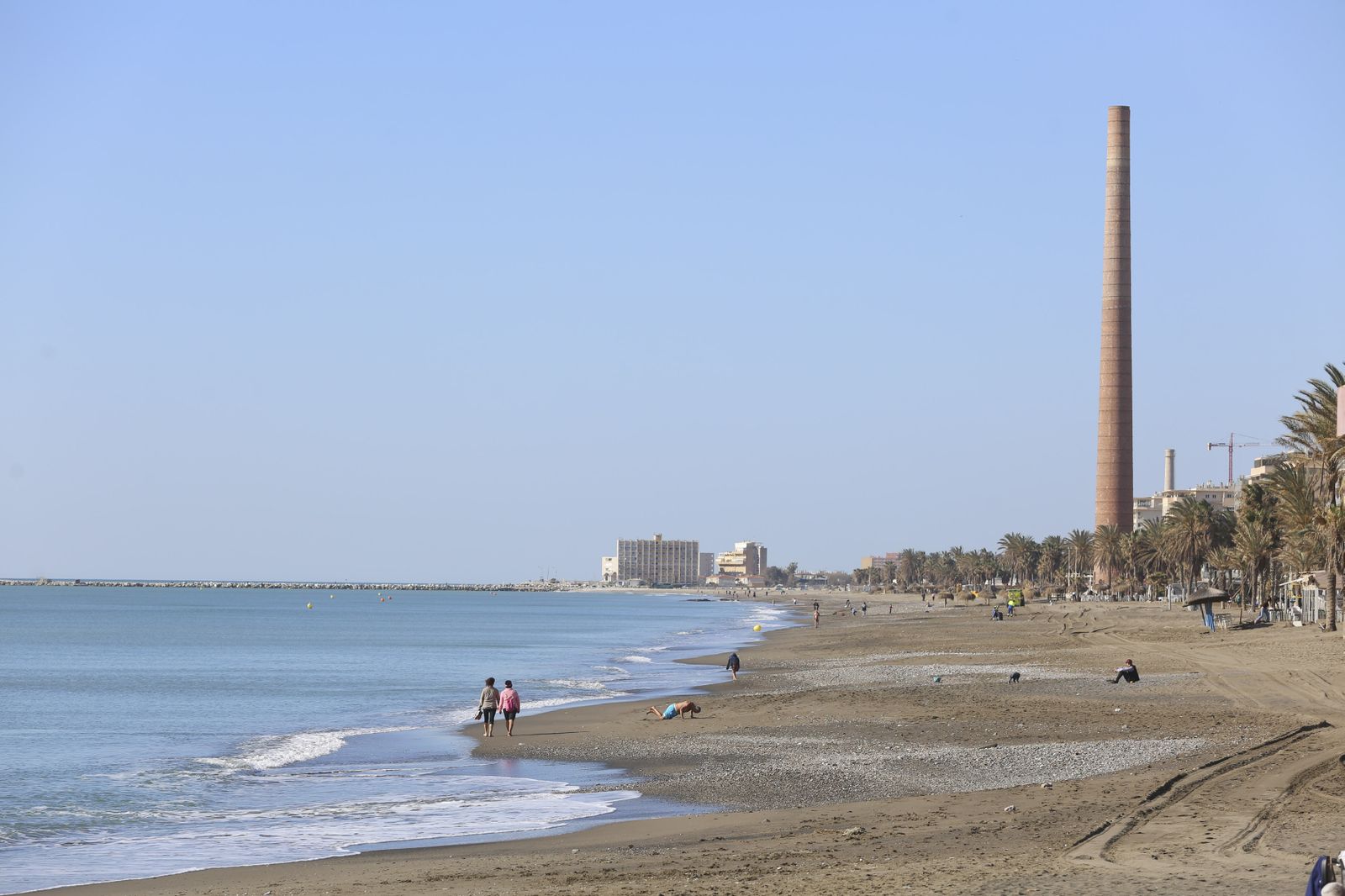 Fotos de los arreglos en las playas de Málaga, que no impiden a los malagueños disfrutar del buen tiempo