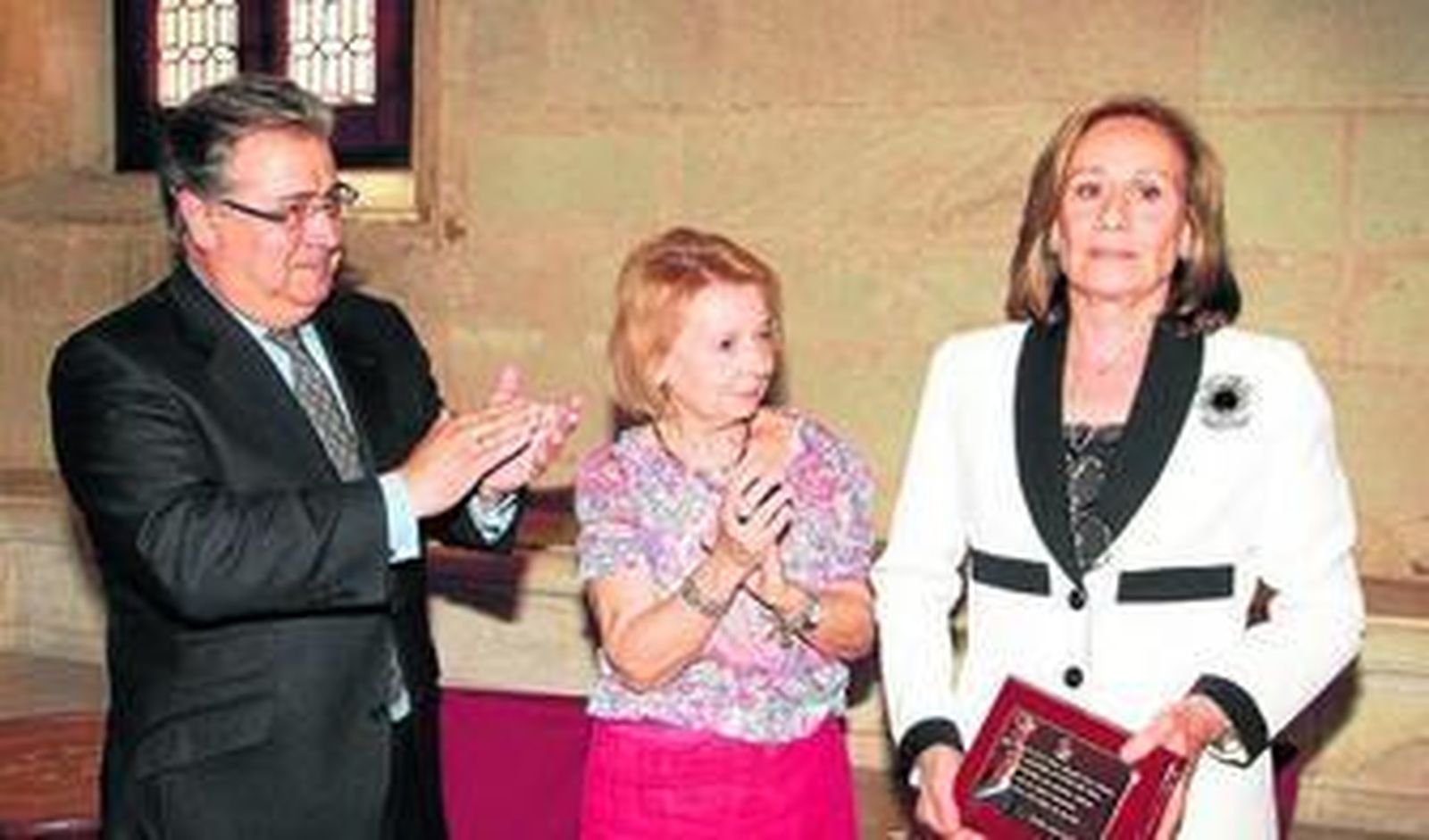 El alcalde y la presidenta de la Asociación Feria del Libro de Sevilla Juana Muñoz Choclán, con la viuda de Lara Bosch, Consuelo García Píriz.