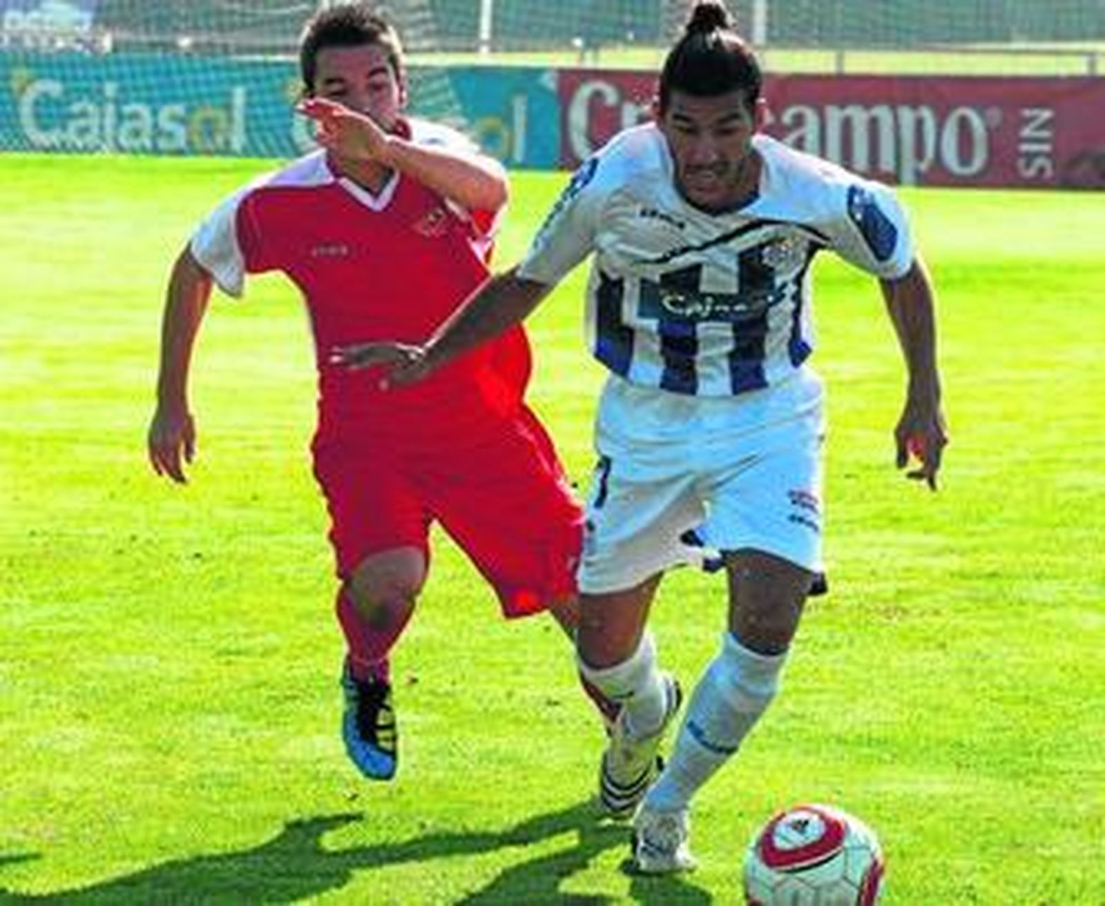Ezequiel (d) controla el balón en un encuentro con el filial del Recreativo.