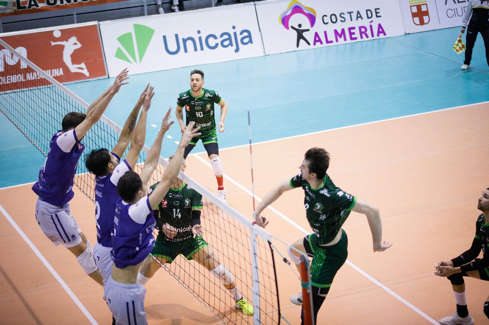 Imágenes del Unicaja Almería frente al conjunto valenciano de voleibol