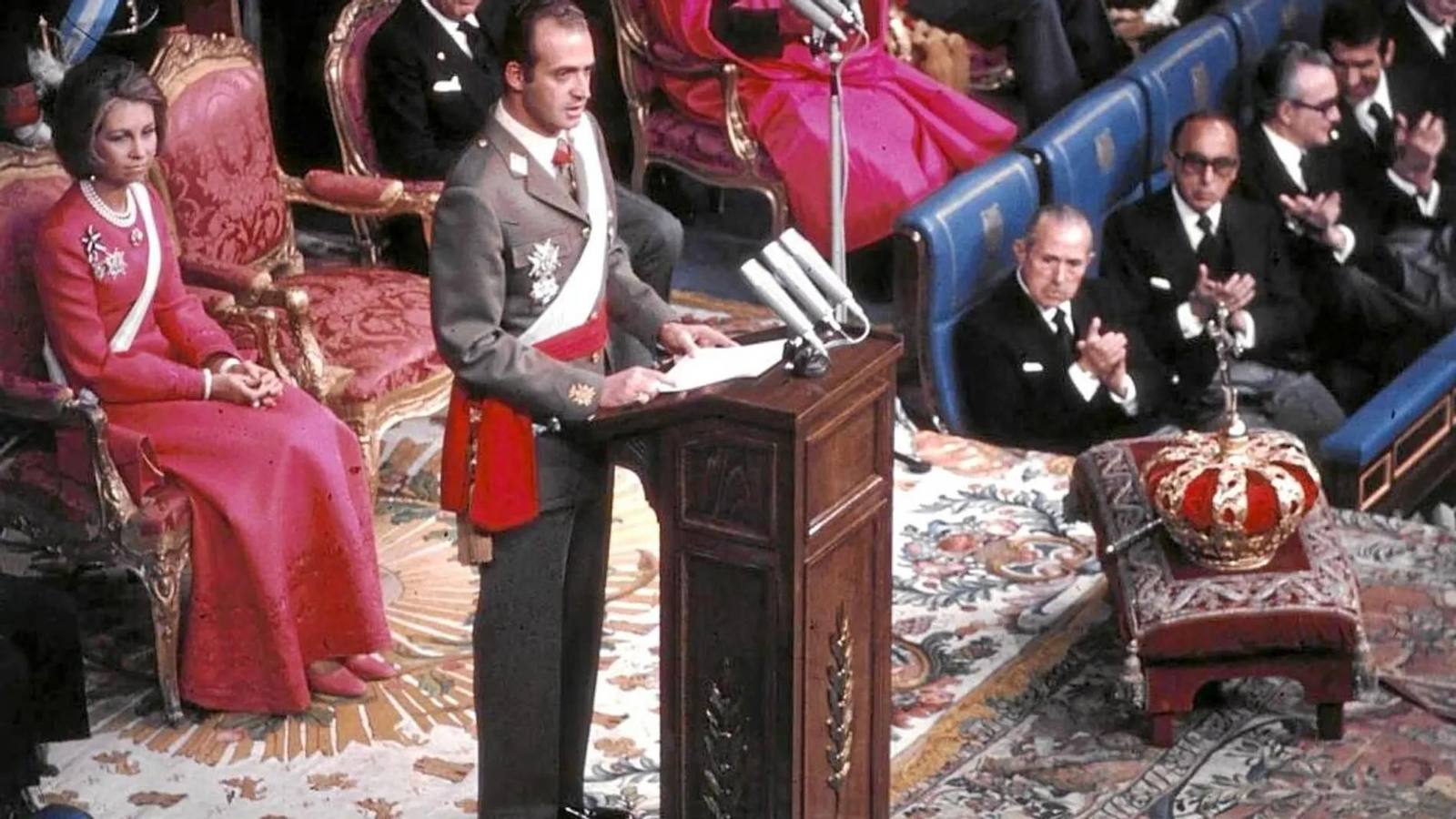 Don Juan Carlos toma posesión de la corona como rey de España