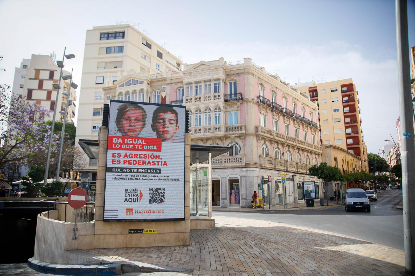 La asociación conservadora Hazte Oír responde a la polémica campaña del Ayuntamiento de Almería.