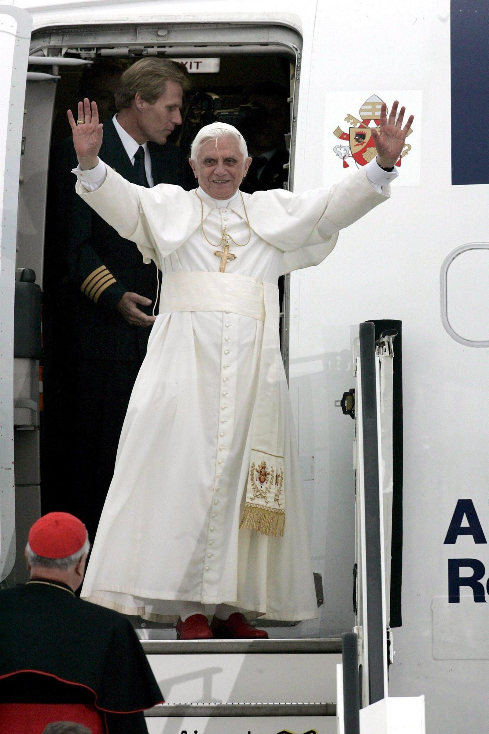 El papa emérito Benedicto XVI salud a los presentes antes de entrar en su avión para un viaje oficial.