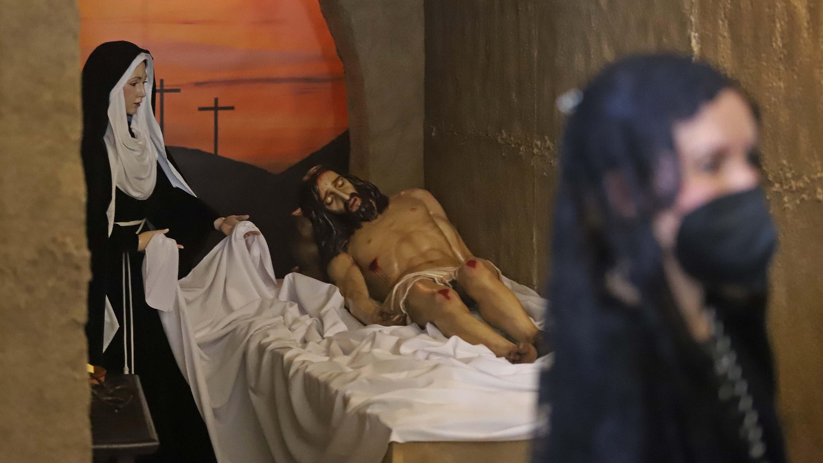 Fotos del Viernes Santo en Algeciras: Mortaja, Misericordia y Santo Entierro