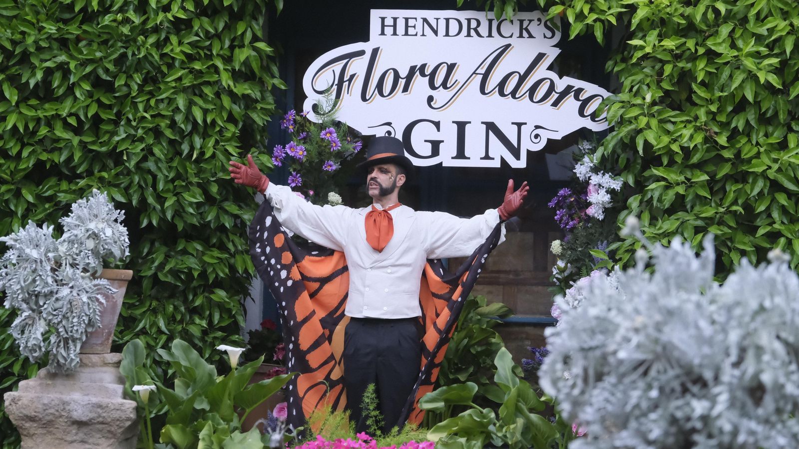 Los personajes de este singular relato acompañaron a los invitados por los jardines del Palacio de Viana