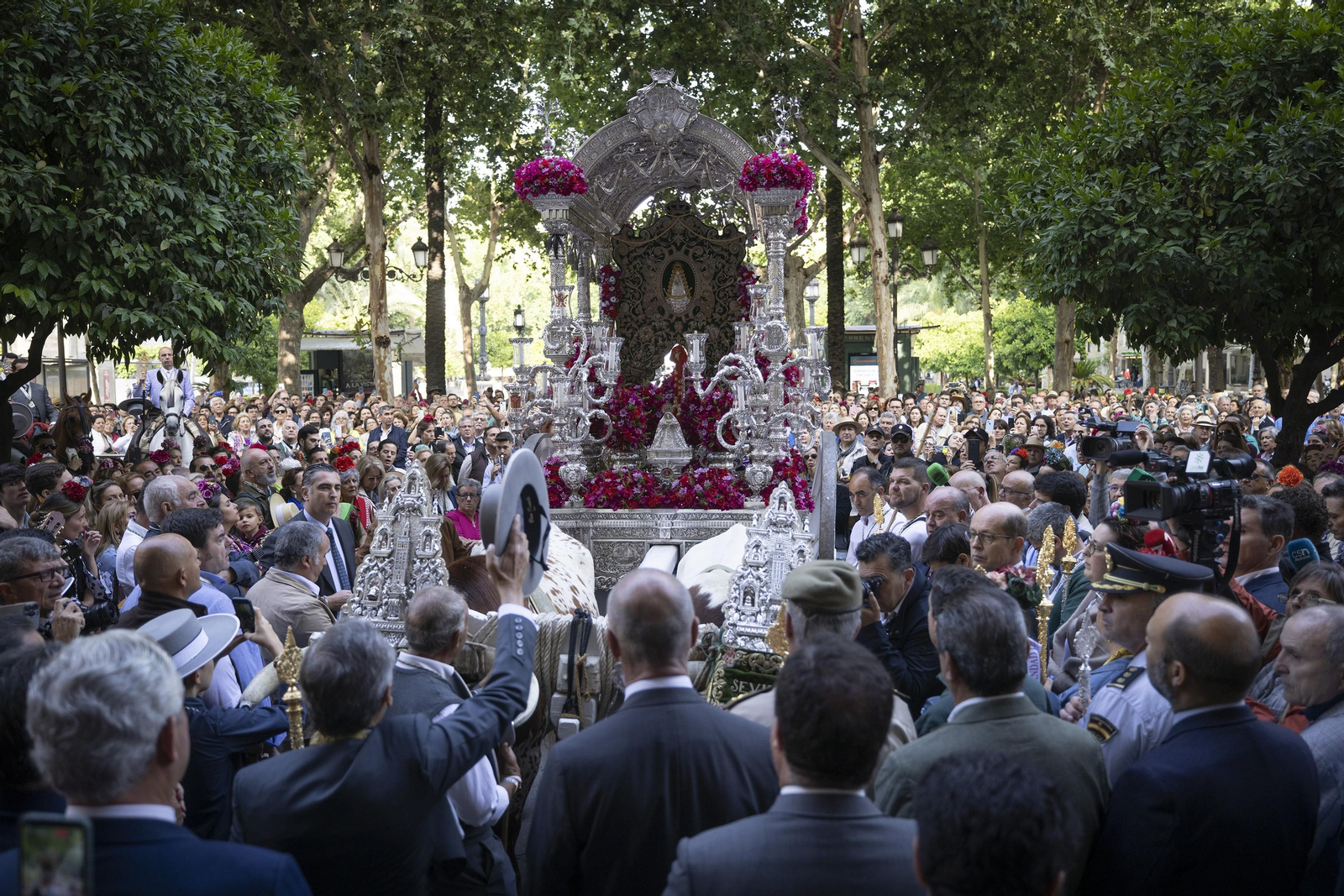Las imágenes de la salida de la Hermandad del Rocío de Sevilla