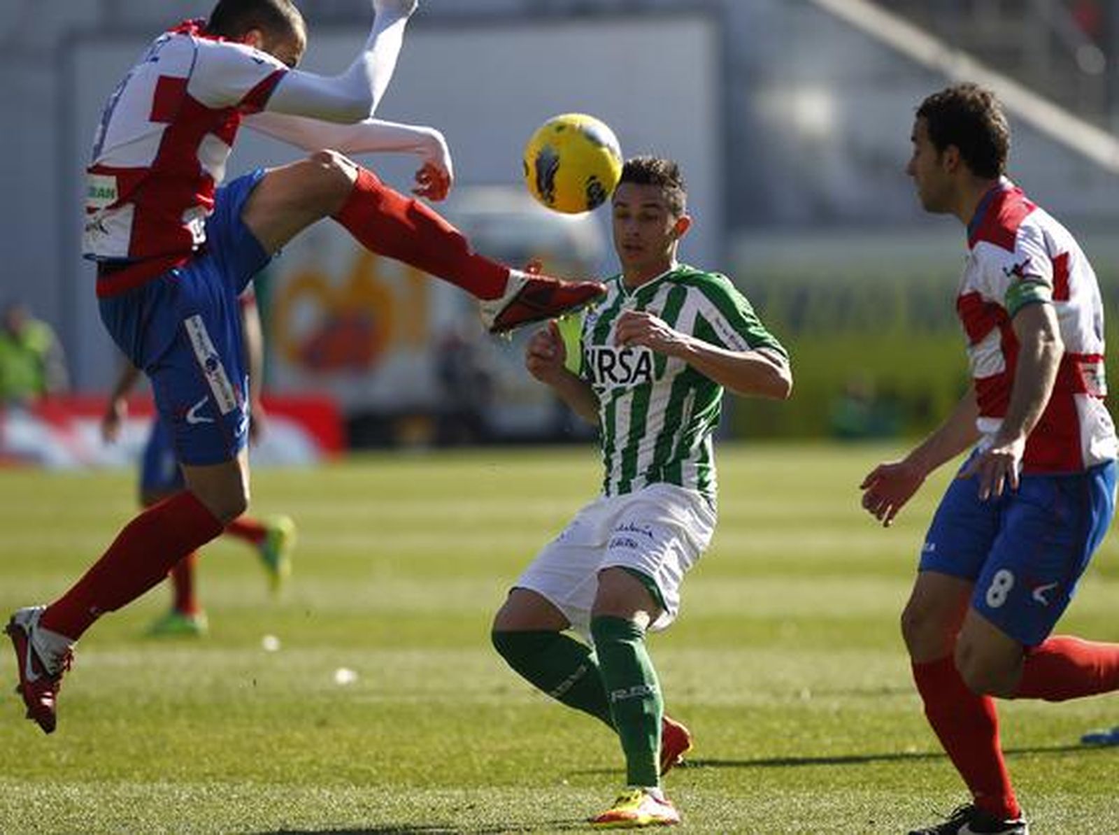 El Granada aprovecha el empuje del nuevo entrenador para vencer al Betis, que realizó una mala primera parte.

Foto: Antonio Pizarro