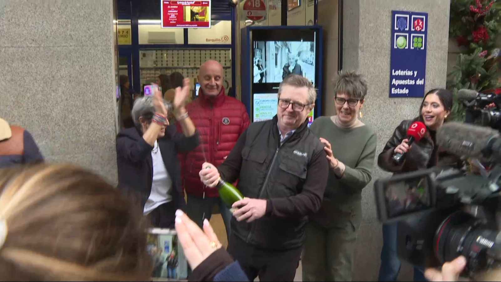 La Administración 16 de Madrid reparte la suerte: Así celebran su segundo premio