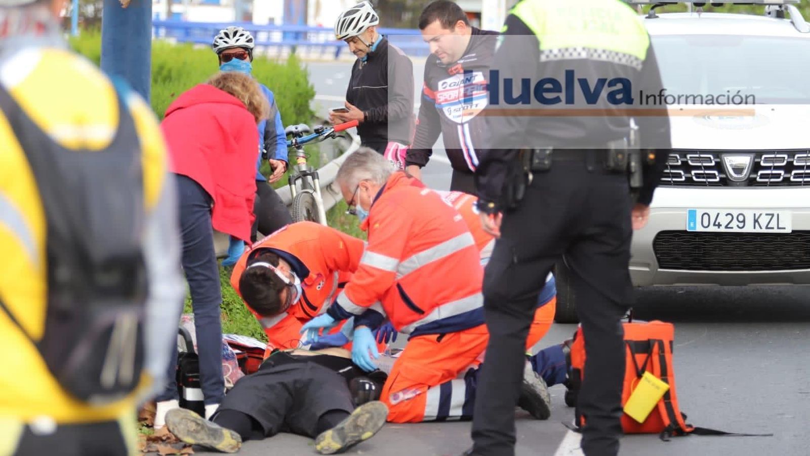 Los sanitarios tratan de reanimar a la persona tras la caída.