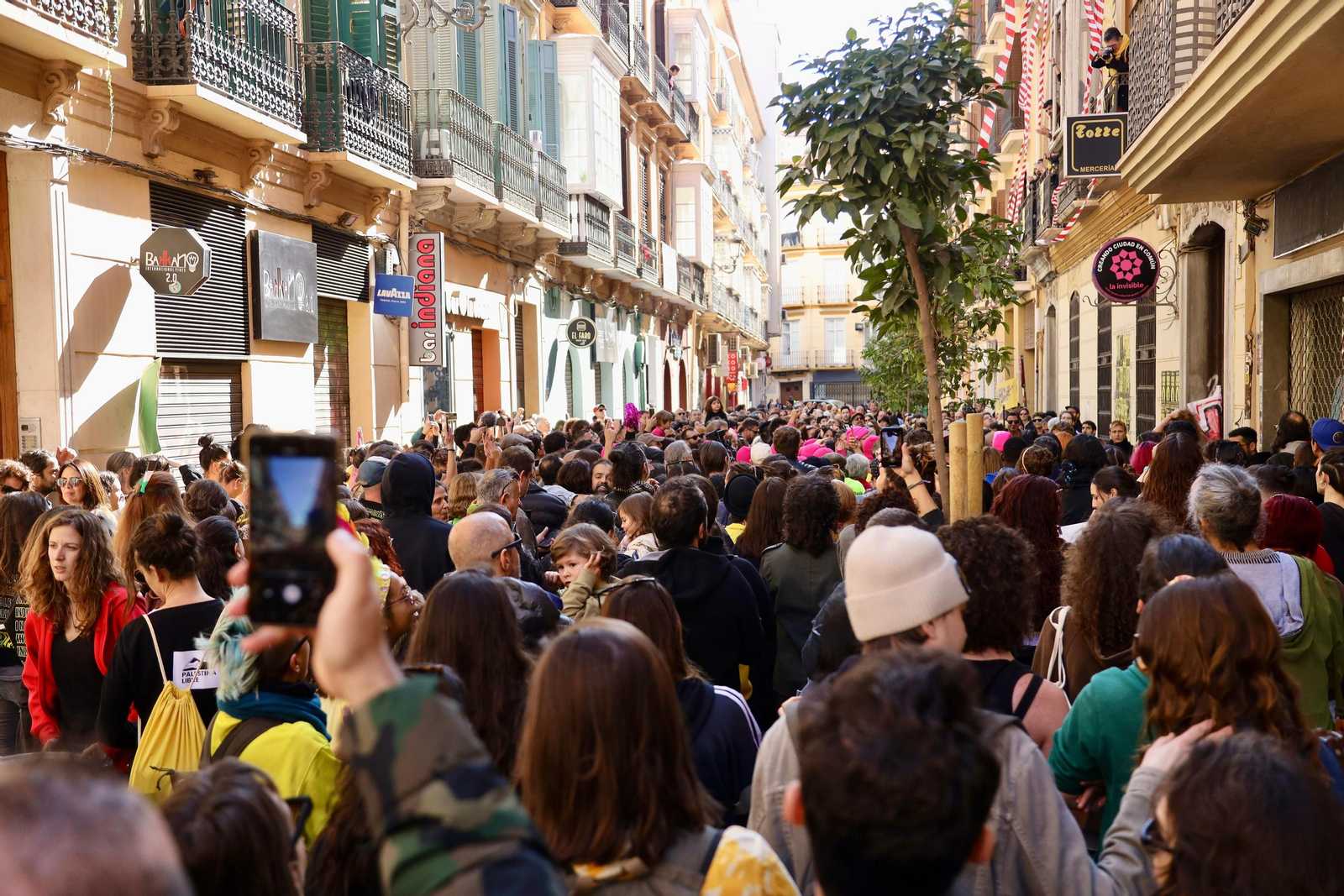 Cientos de personas salen a las calles de Málaga en apoyo a La Invisible, en fotos