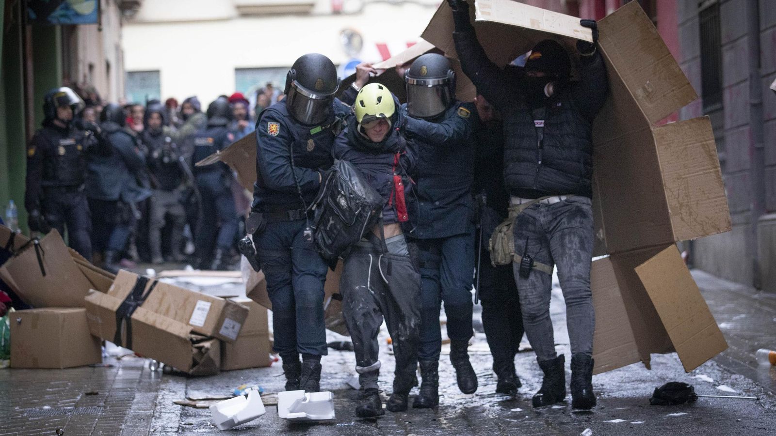 Los antidisturbios detienen a uno de los activistas el pasado 20 de enero