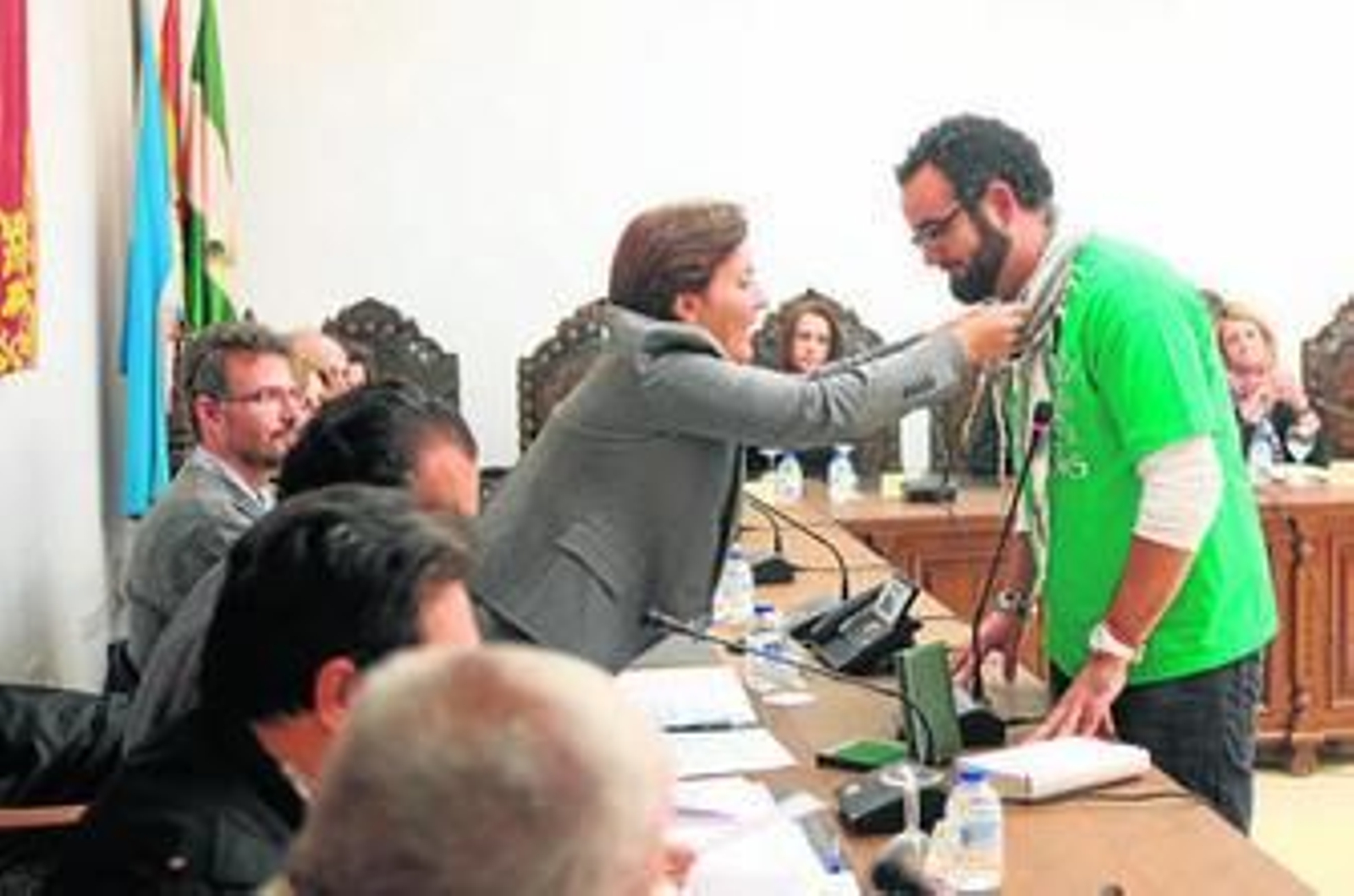 Momento en el que Manuel Sánchez Cárdenas recibe la medalla de concejal por parte de la alcaldesa, Gemma Araujo.