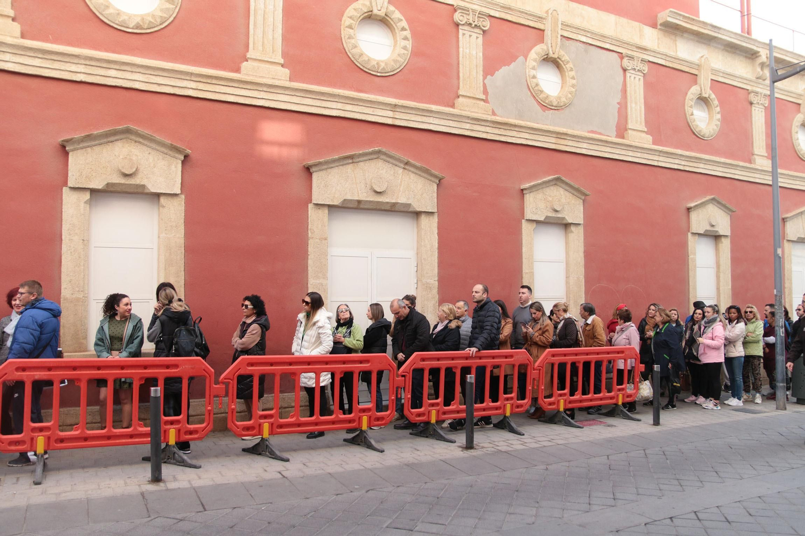 La cola para las entradas del acto de Bisbal como Hijo Predilecto de Almería