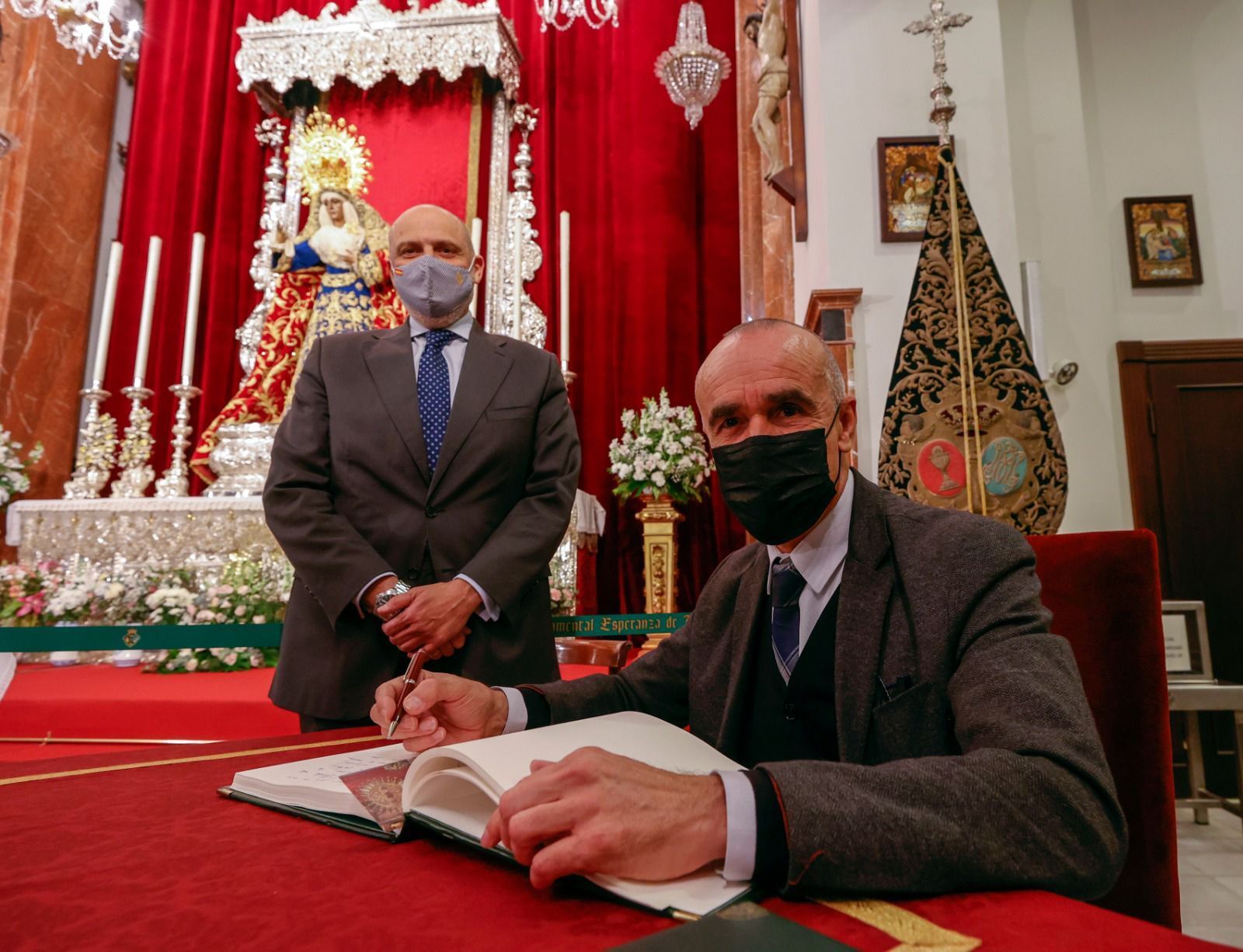 Muñoz firma en el libro de honor de la hermandad.