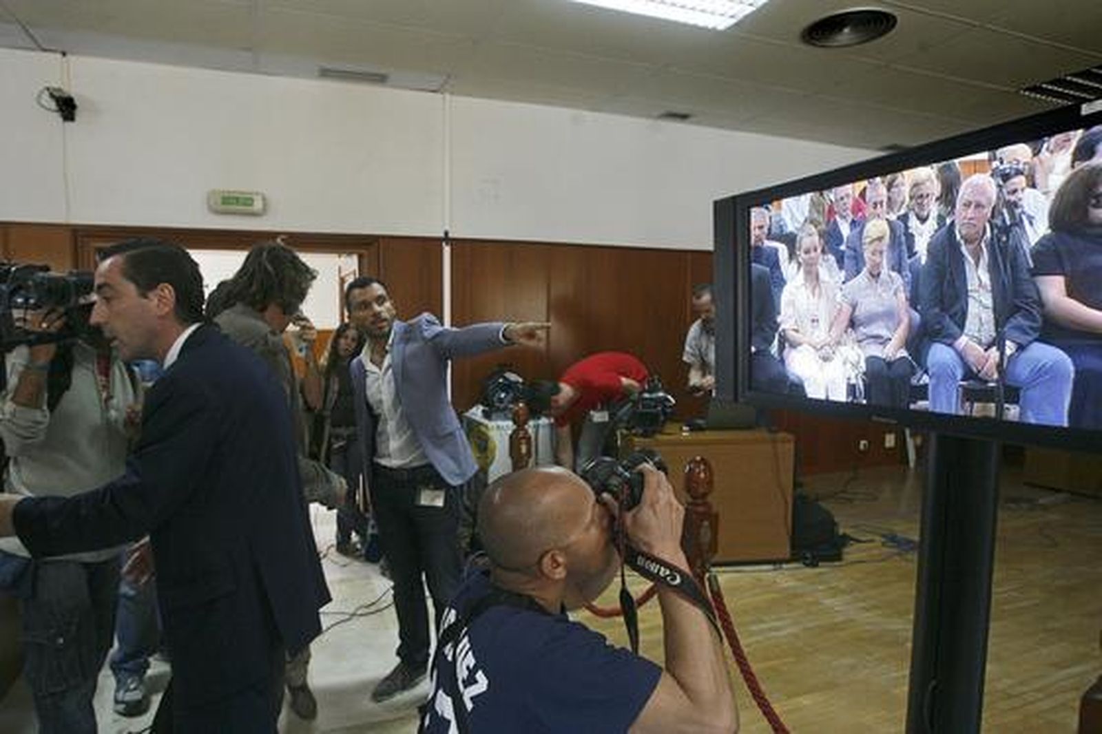 Los medios de comunicación pudieron seguir la sesión del juicio a través de unos monitores instalados en la sala de prensa de la Audiencia./Fotos:Joaquín Pino/Lourdes de Vicente

Foto: Joaquin Pino / Lourdes de Vicente