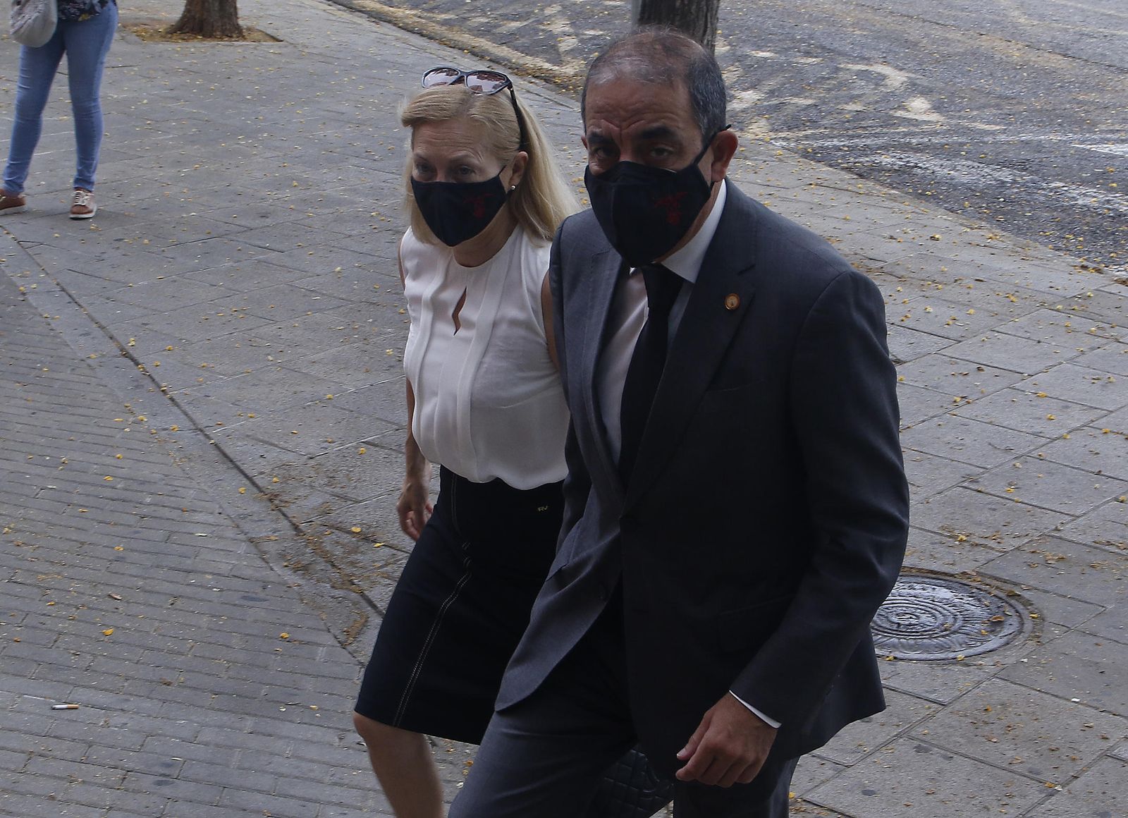 El rector de la US, Miguel Ángel Castro, y la profesora de Derecho, Concepción Horgué, acuden al velatorio de Manuel Clavero.