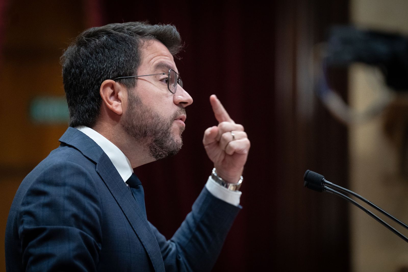 Aragonès se dirige a los diputados del Parlament catalán.