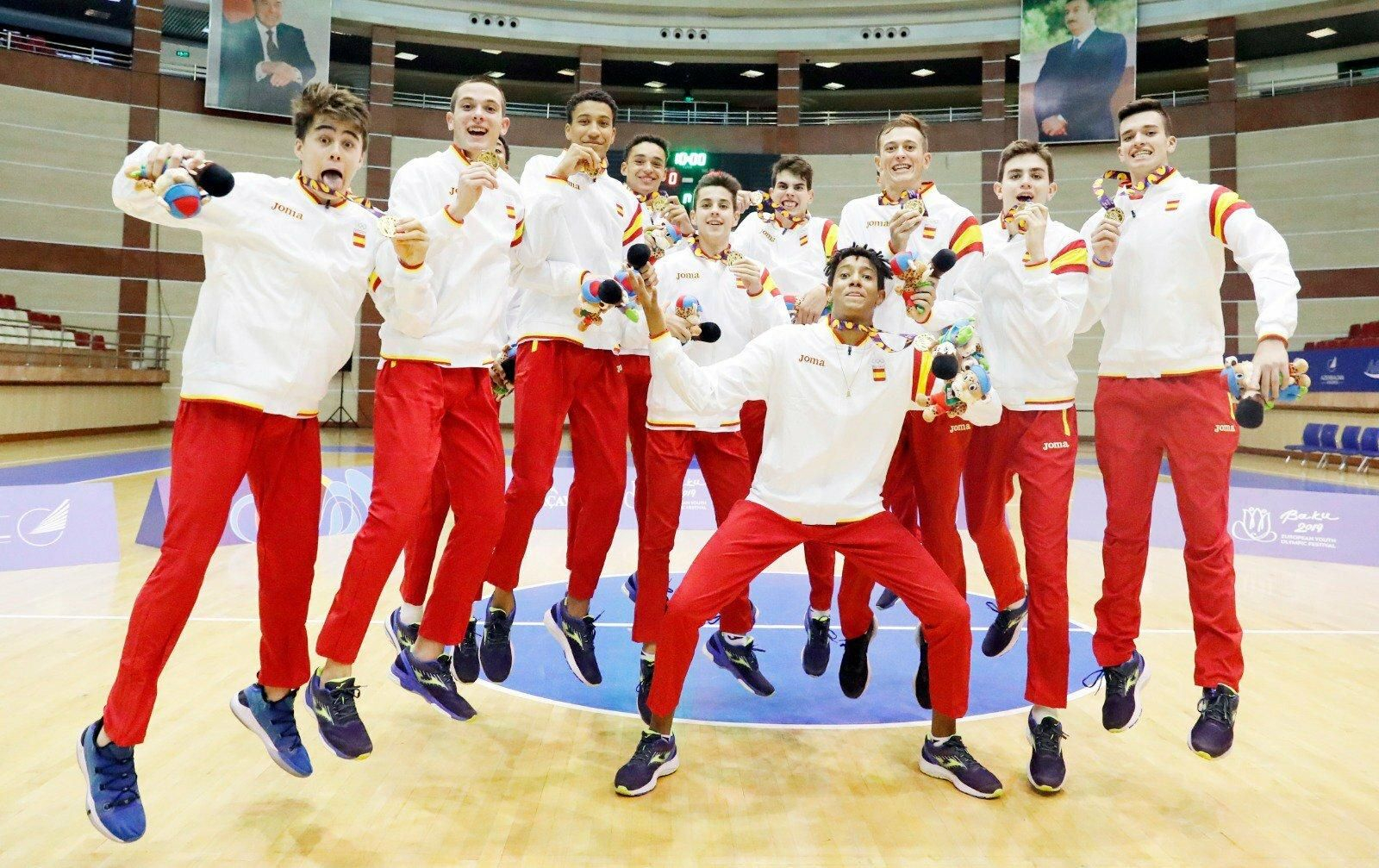 La selección española sub 16 celebra el título.