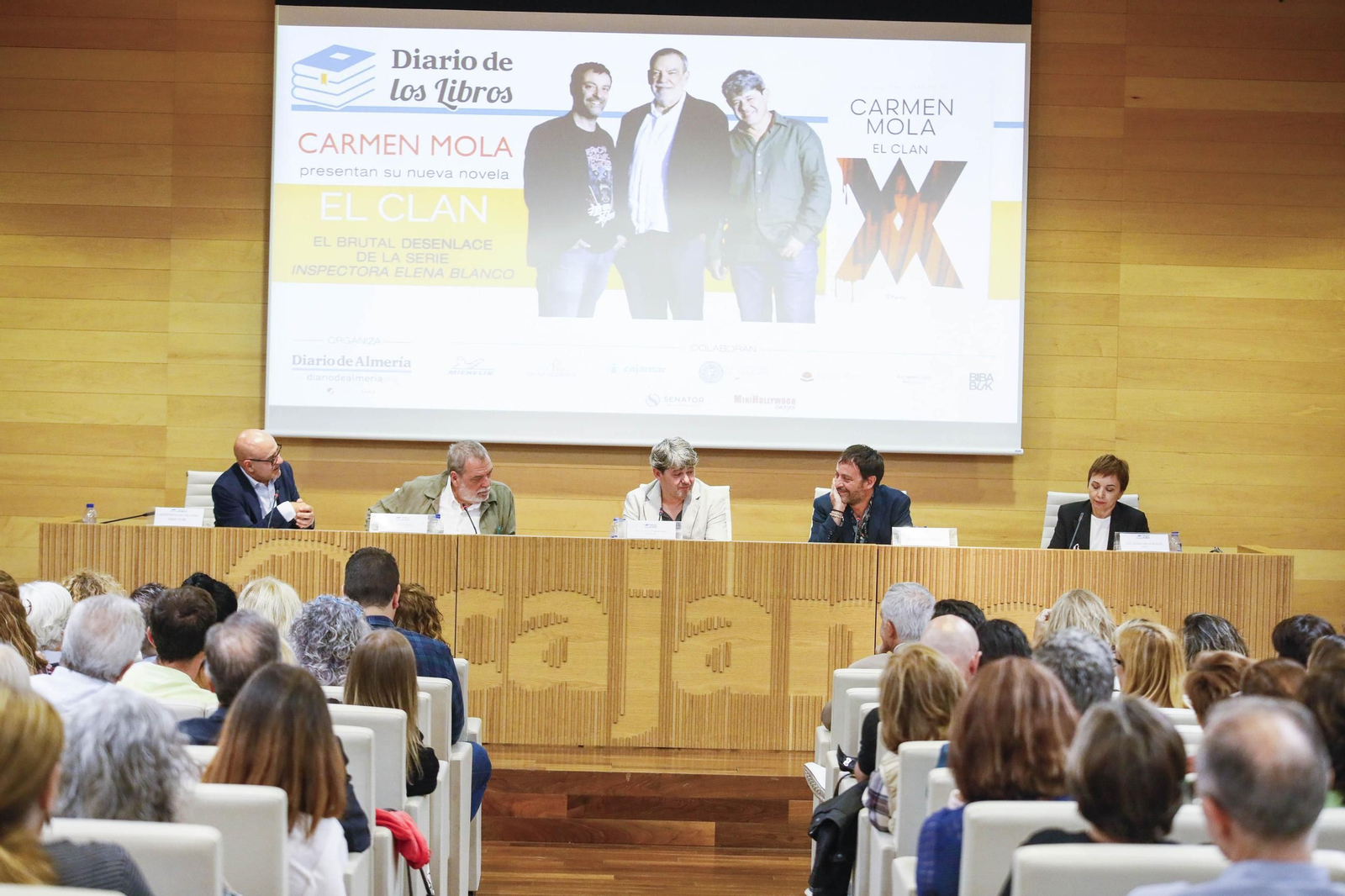 Carmen Mola presenta su libro "El clan" en la Casa de las mariposas de Almería, en imágenes