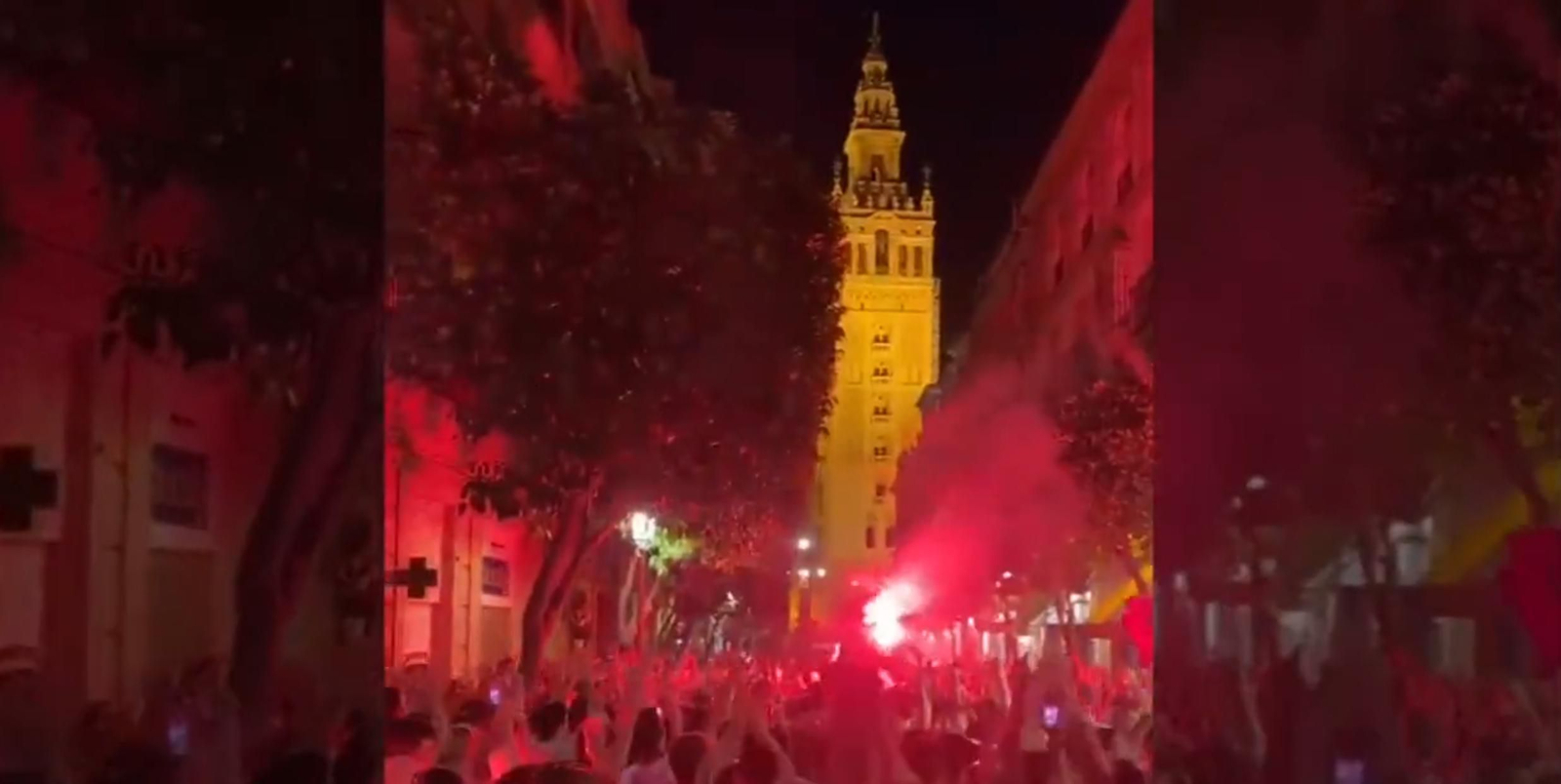 Una captura de pantalla de la fiesta de los aficionados en la calle Mateos Gago con la Giralda de fondo.