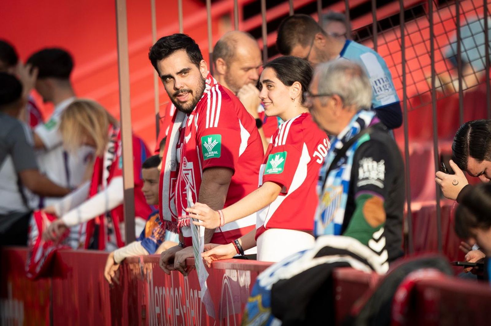 Encuéntrate en la grada del Estadio Nuevo Los Cármenes durante el Granada CF-Málaga CF