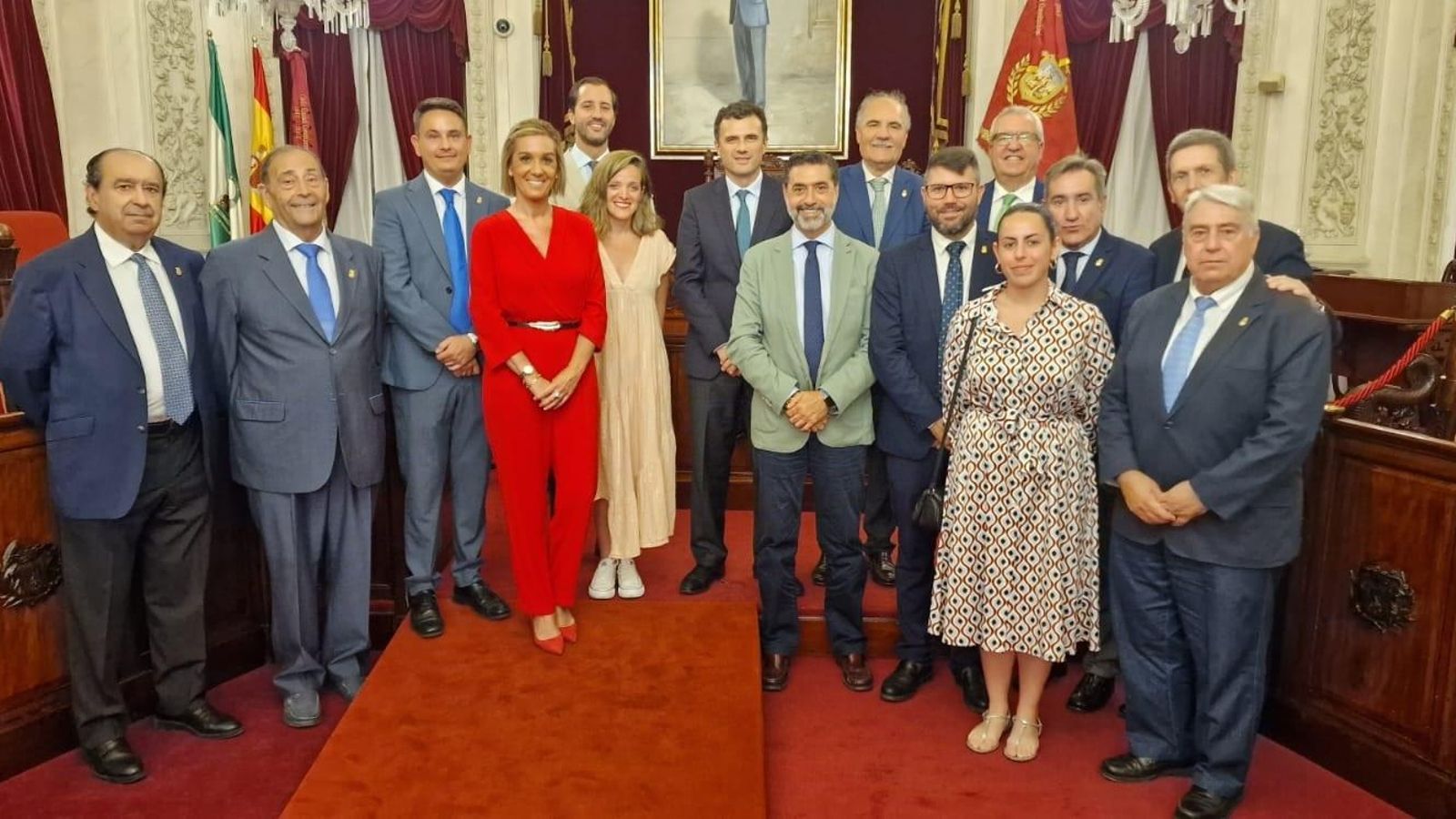 La permanente del Consejo, en el Salón de Plenos con el alcalde, la concejala de Cultura y el concejal de Cofradías.