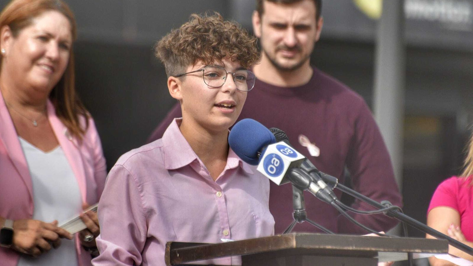 Yurena, alumna del IES Levante llamada Yurena, lee un poema sobre el cáncer de mama