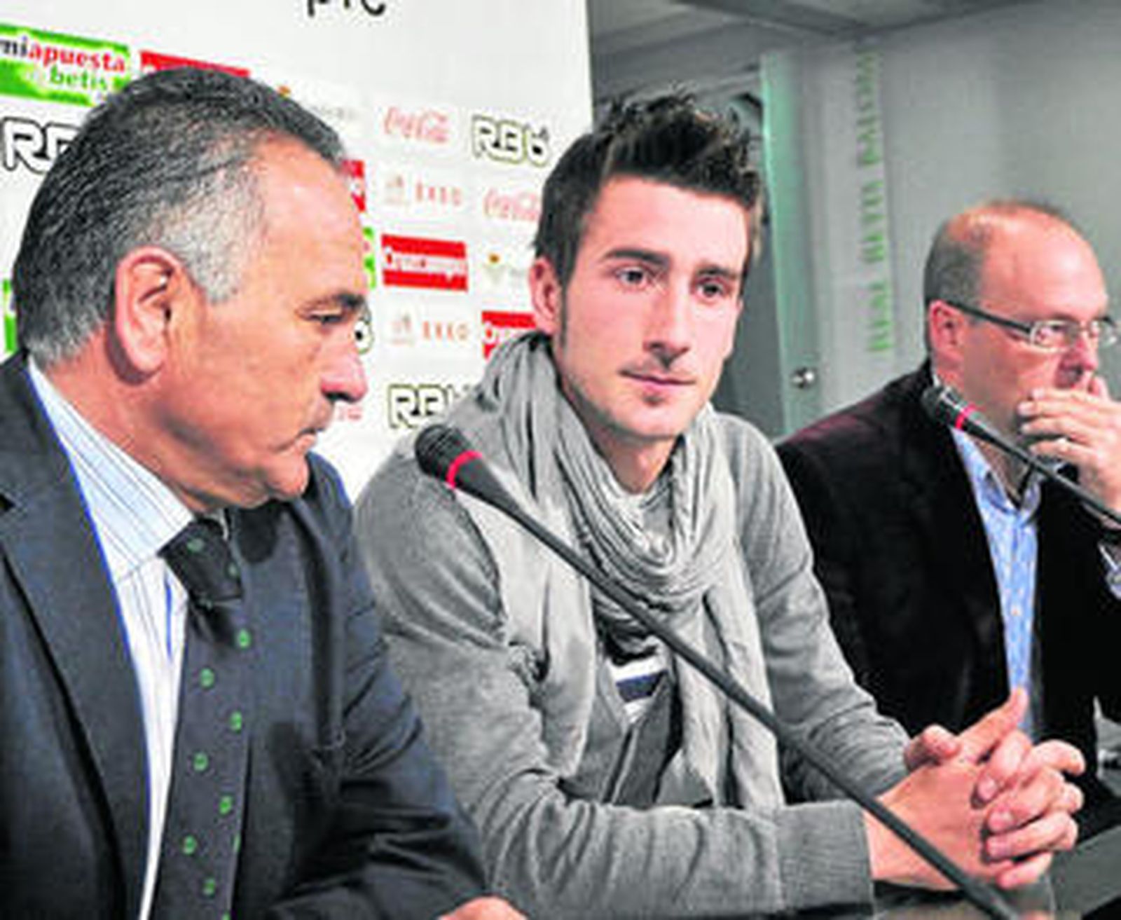 Miki Roqué, junto a Rafael Gordillo y Pepe Mel durante su conferencia de prensa.
