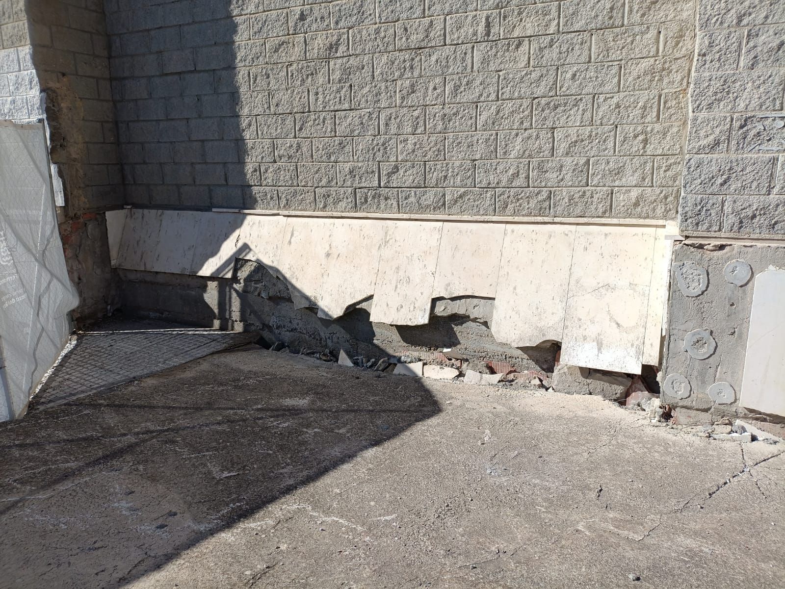 Estado del entorno de la fachada de la piscina de La Magdalena.