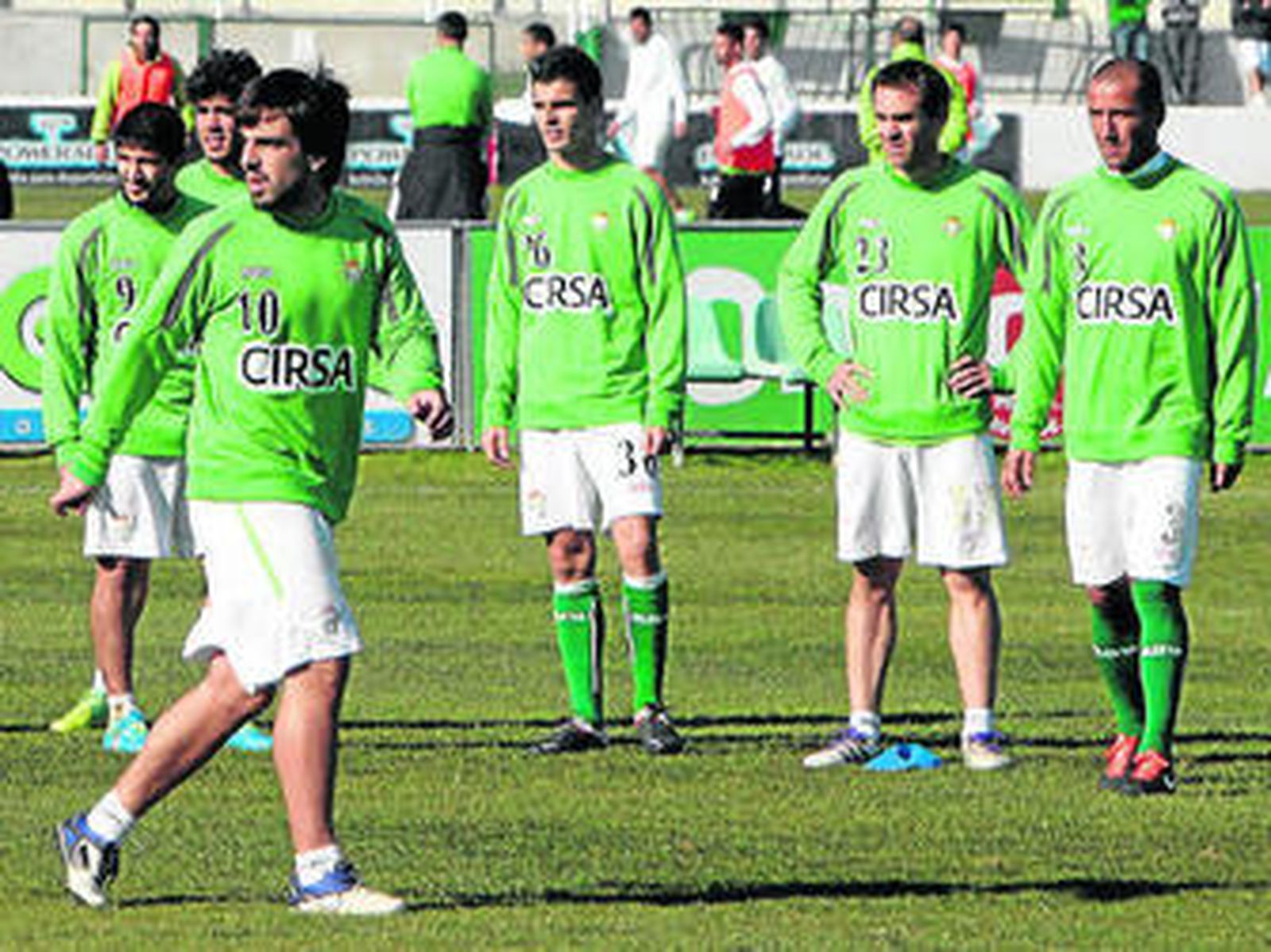 Beñat se dispone a realizar un ejercicio ante varios compañeros.