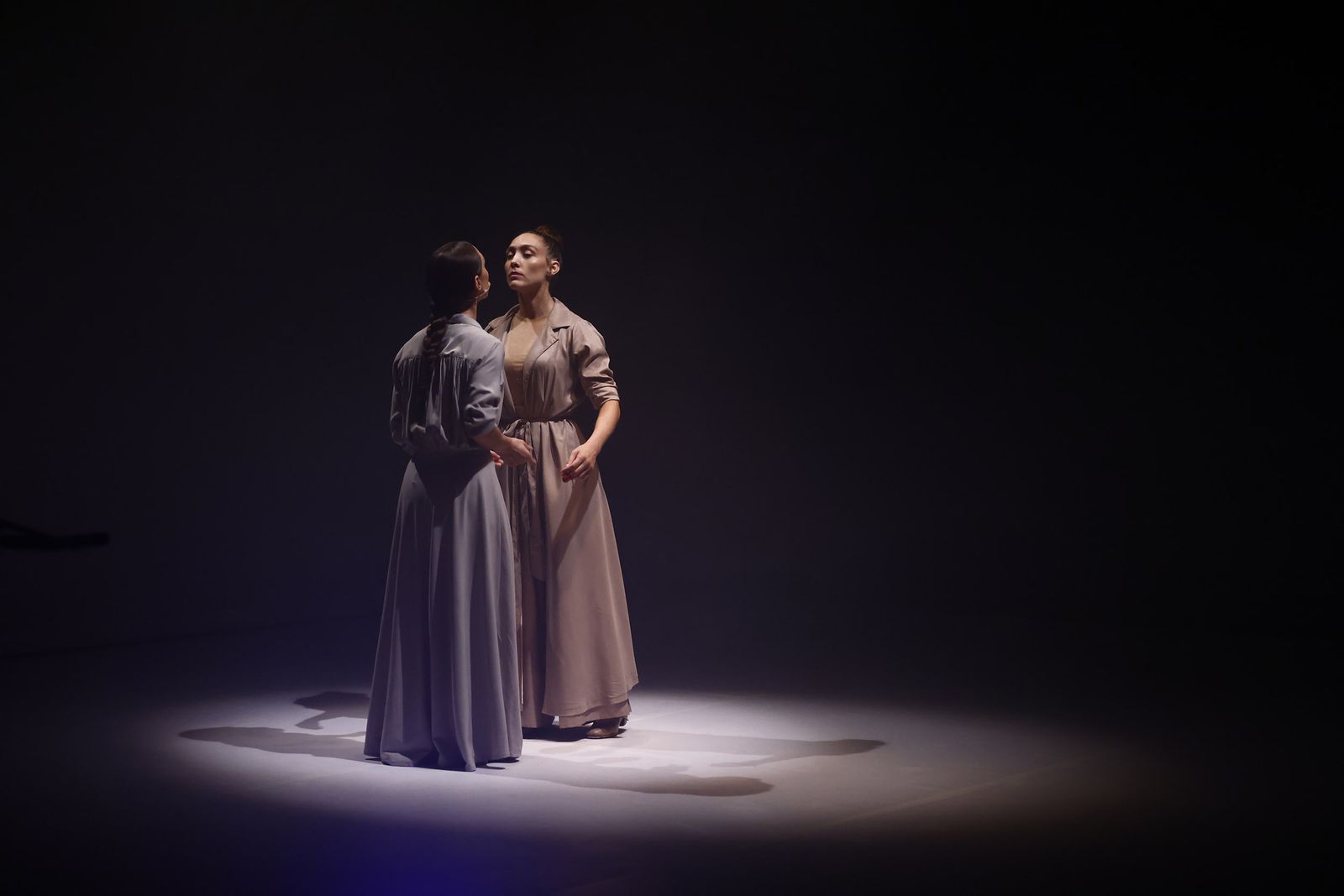 Florencia Oz e Isidora O'Ryan "Antípodas" Bienal de Sevilla, en imágenes