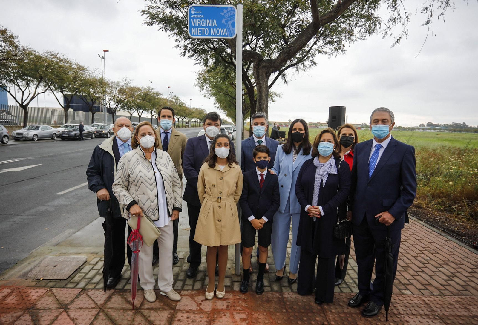 El alcalde de Huelva, Gabriel Cruz, con familiares y amigos de Virginia Nieto.