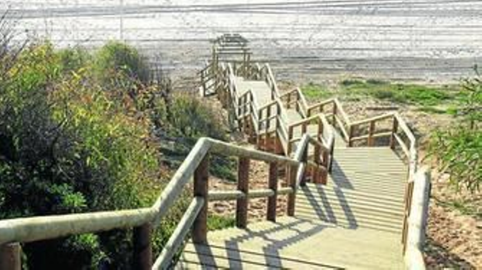 Una vista del nuevo acceso habilitado por la Demarcación de Costas a la playa de El Ancla.