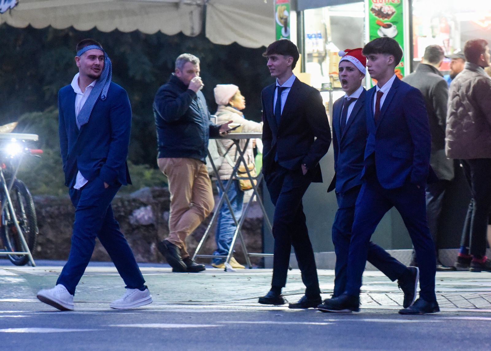 Jóvenes de regreso de celebrar la Nochevieja.