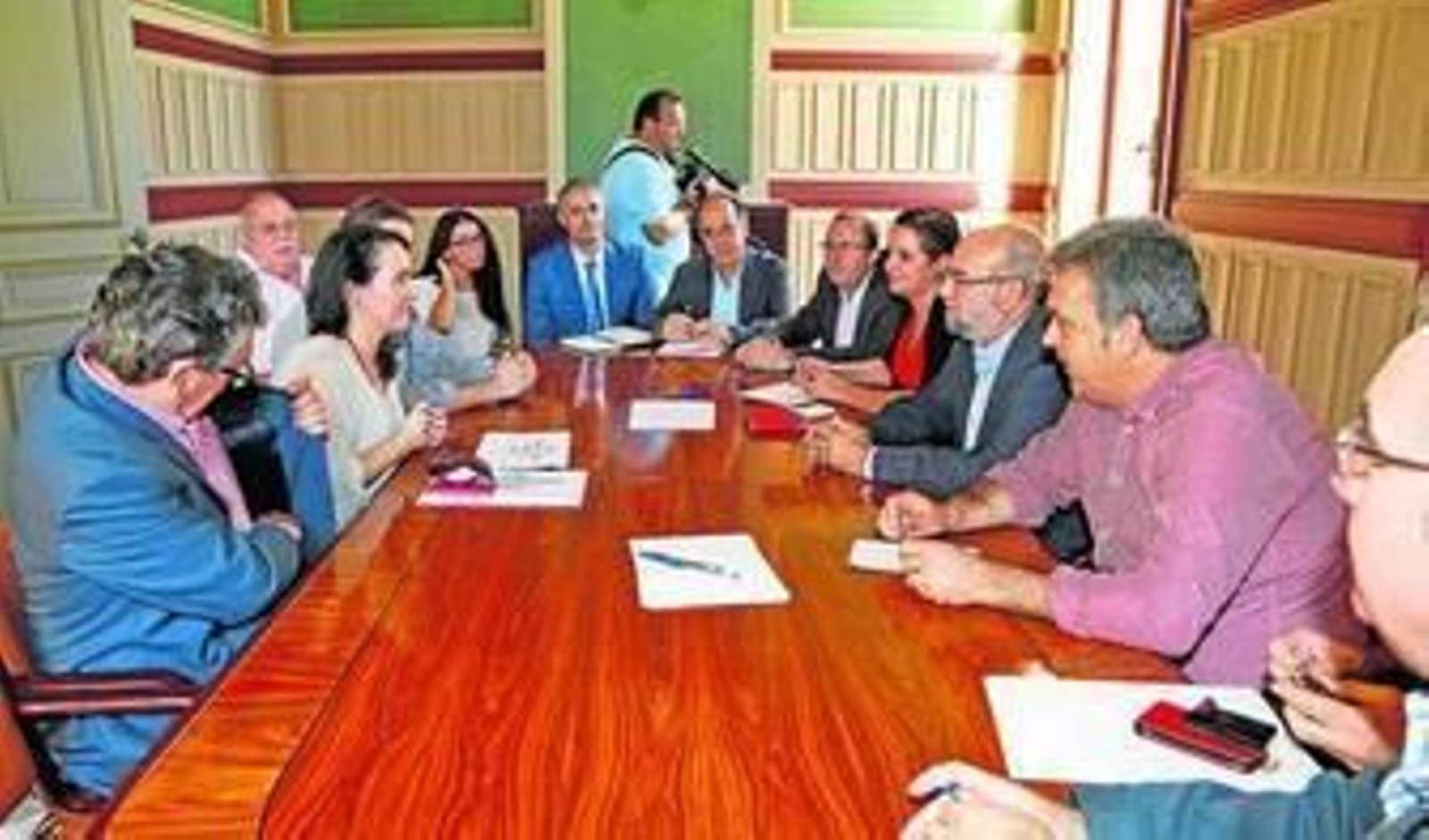 El viceconsejero, la directora general de Comercio, y el delegado territorial de Fomento, reunidos ayer con representantes de asociaciones de comerciantes. El viceconsejero, la directora general de Comercio, y el delegado territorial de Fomento, reunidos ayer con representantes de asociaciones de comerciantes.