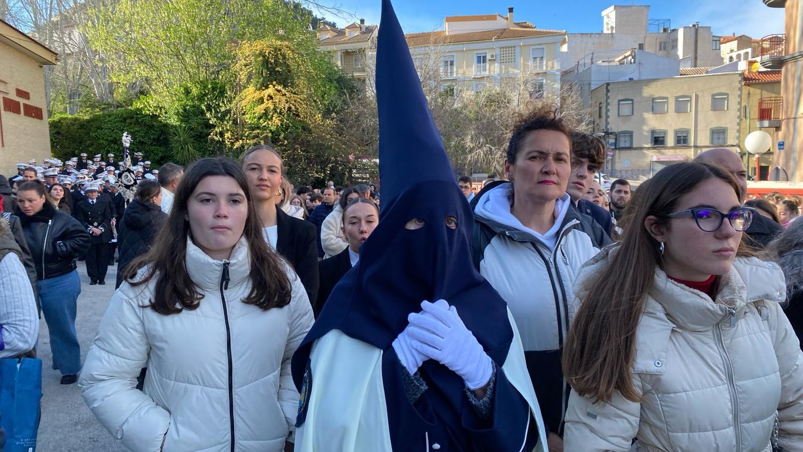 El público asiste a la decisión de no procesionar.