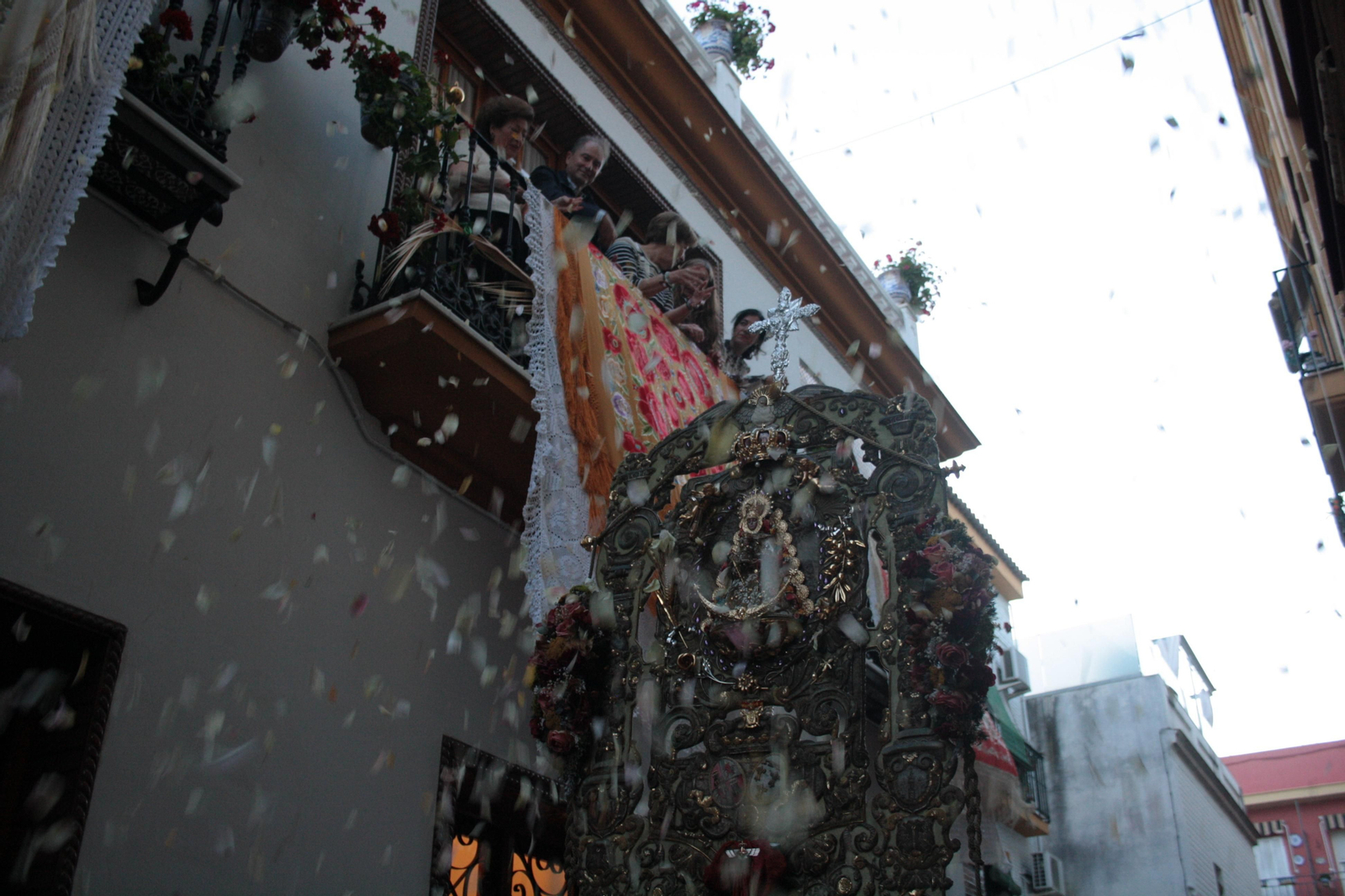 Traslado del Simpecado de la Hermandad del Rocío de Triana, en imágenes