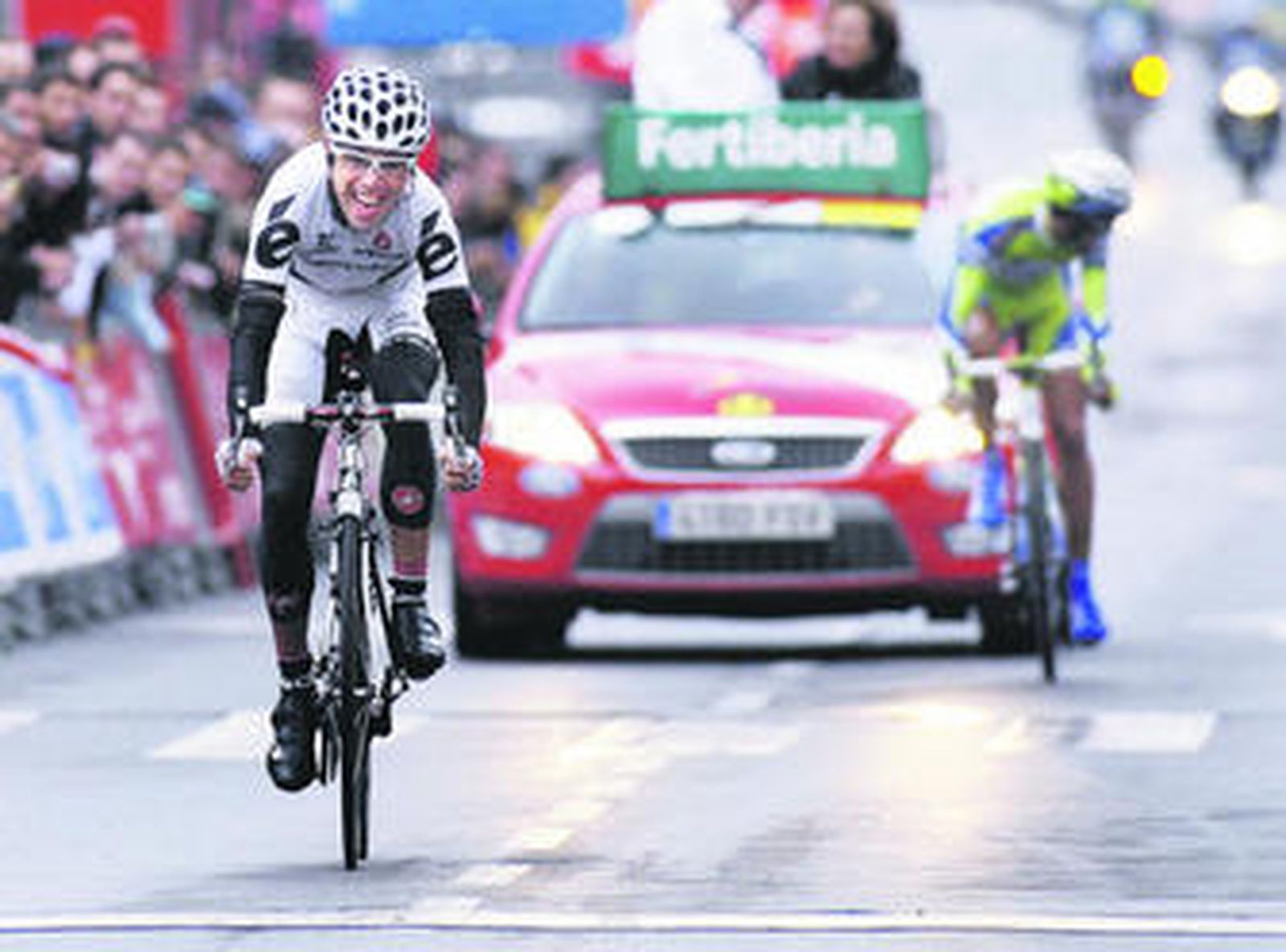 Philip Deignan enfila en solitario la línea de meta de Ávila por delante de Kreuziger, al fondo.