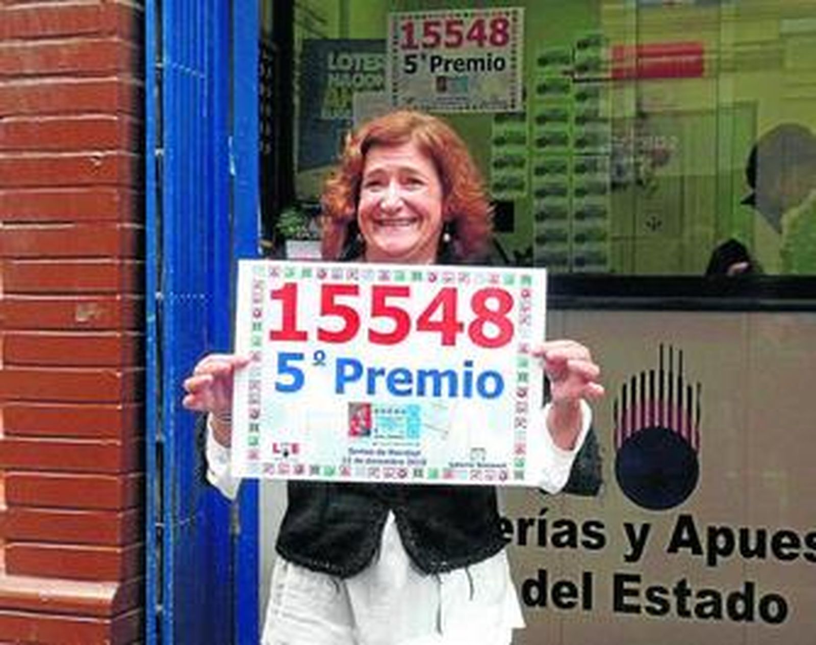 Victoria García muestra muy sonriente el número del premio agraciado.