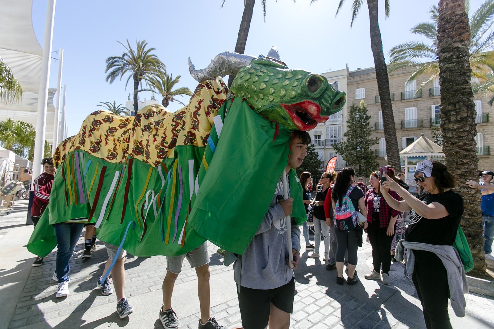 Pasacalles escolar para dar comienzo al Festival Internacional del Títere