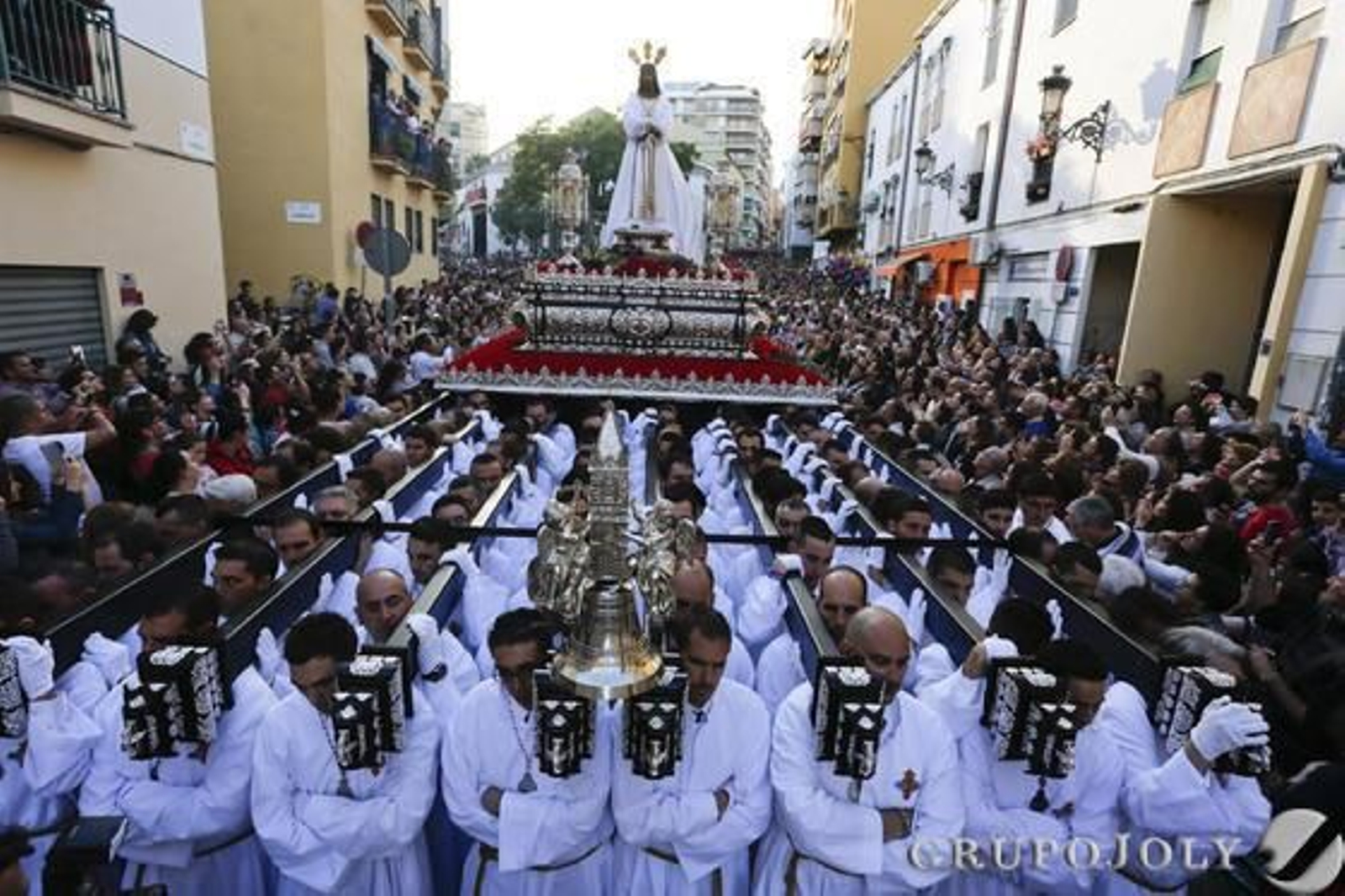 Crucifixión, Gitanos, Dolores del Puente, Pasión, Estudiantes y Cautivo protagonizaron una jornada en claroscuro./ Javier Albiñana