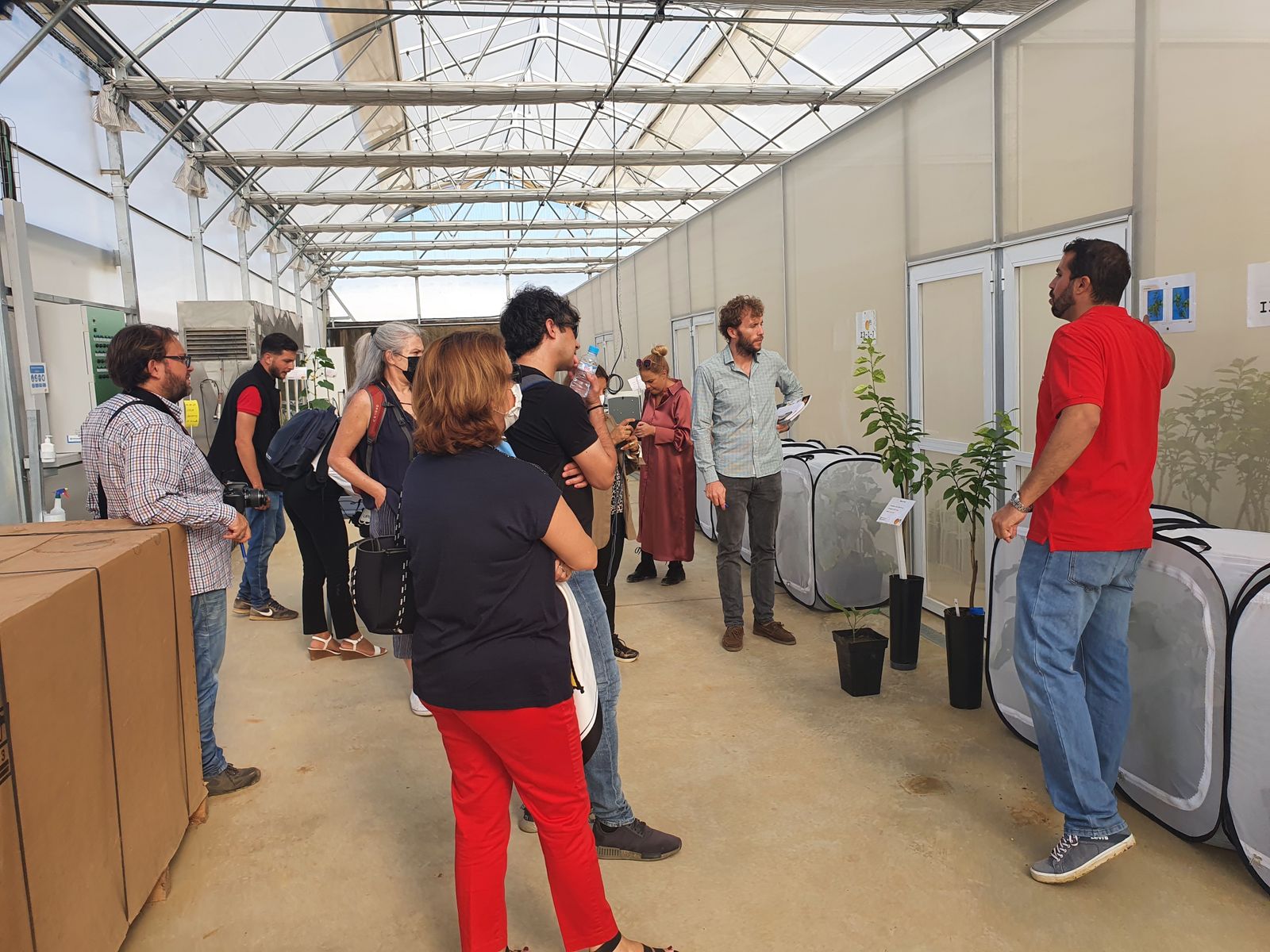 Un momento del recorrido por las instalaciones de UPL en su Estación Experimental de Bujalmoro, en Dos Hermanas.