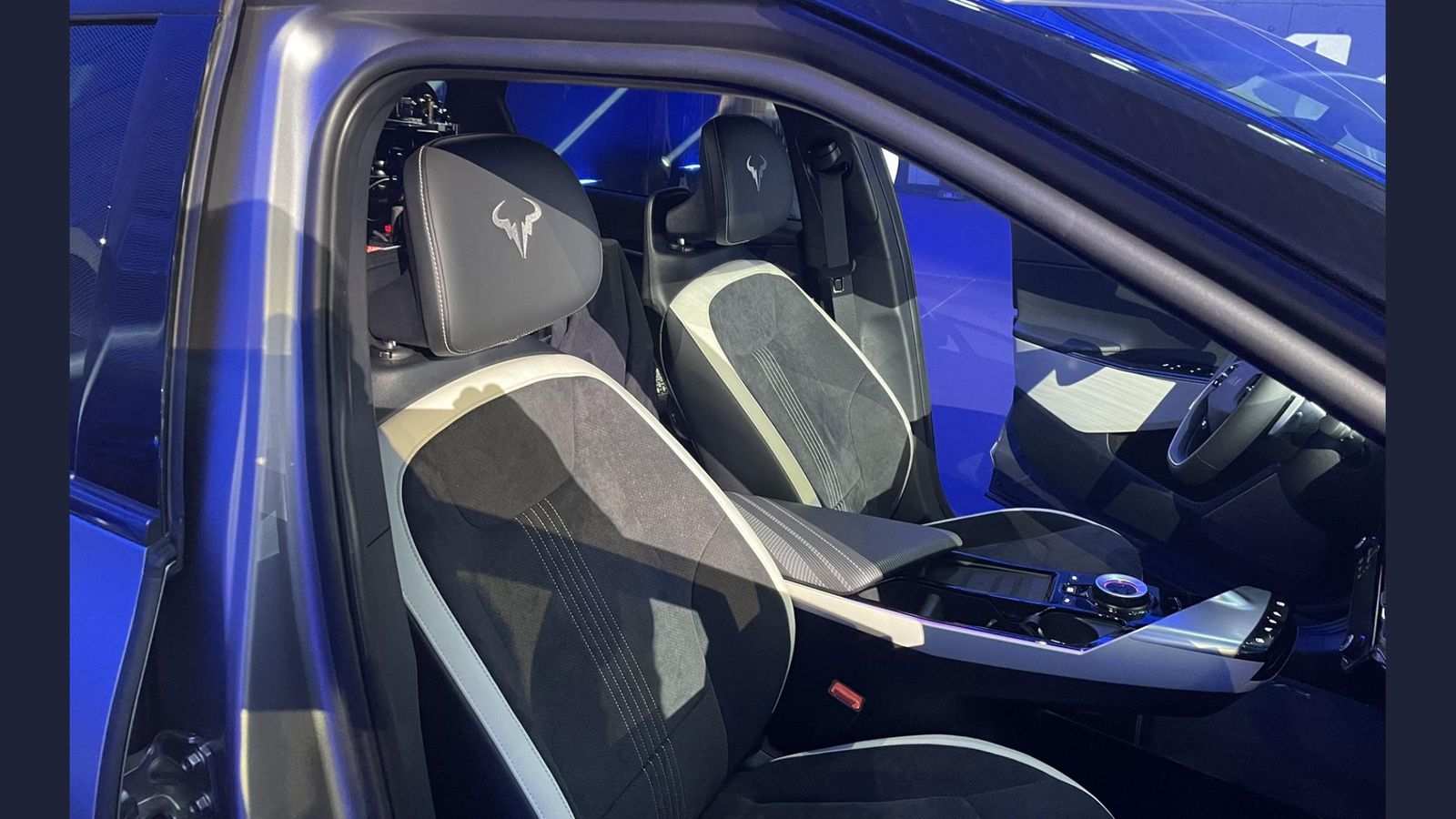 La marca ha personalizado el EV6 de Rafa Nadal con el logo que utilizan los productos de merchandising ligados al tenista.