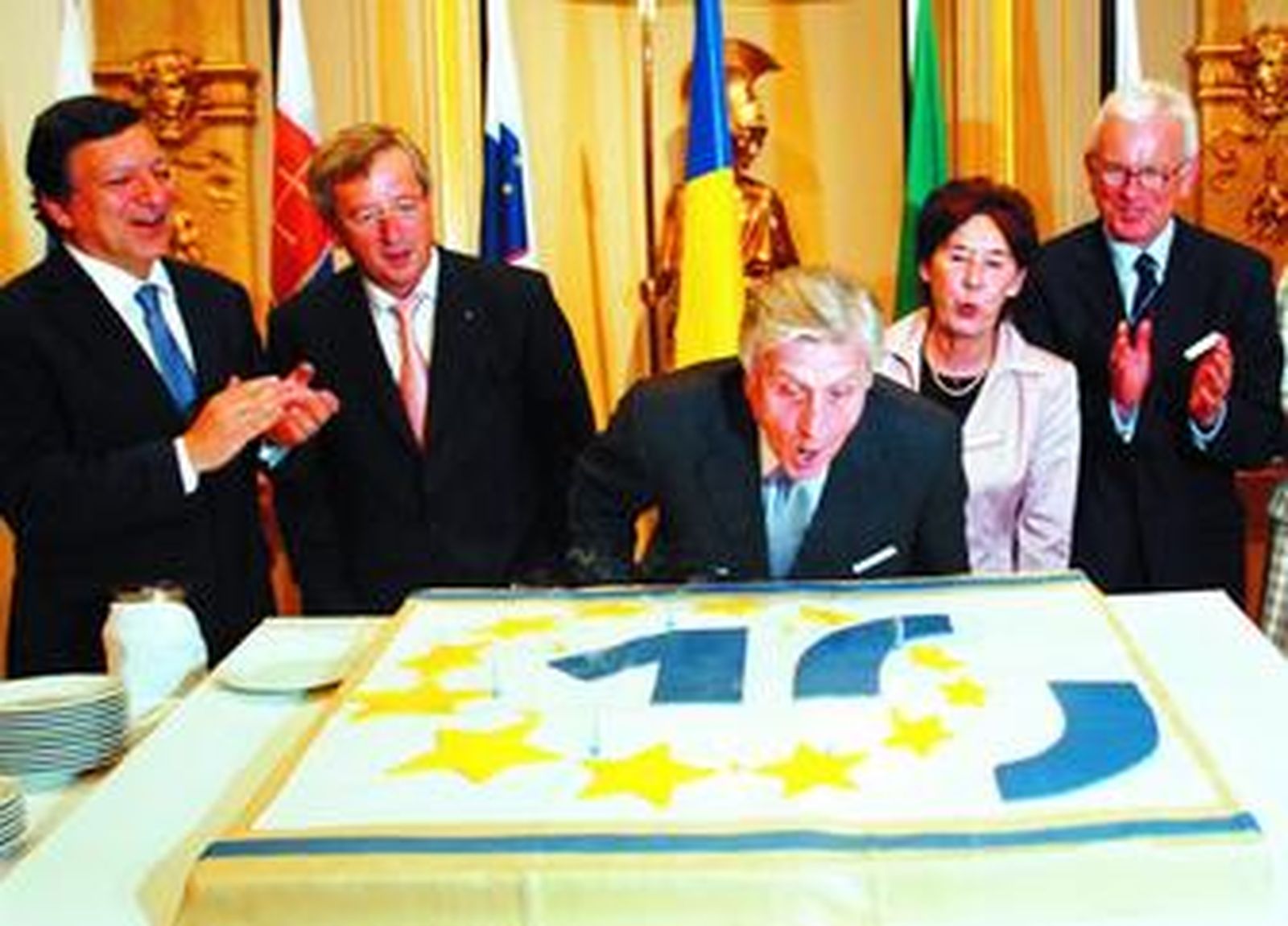 Trichet sopla las velas de la tarta del décimo aniversario del BCE.