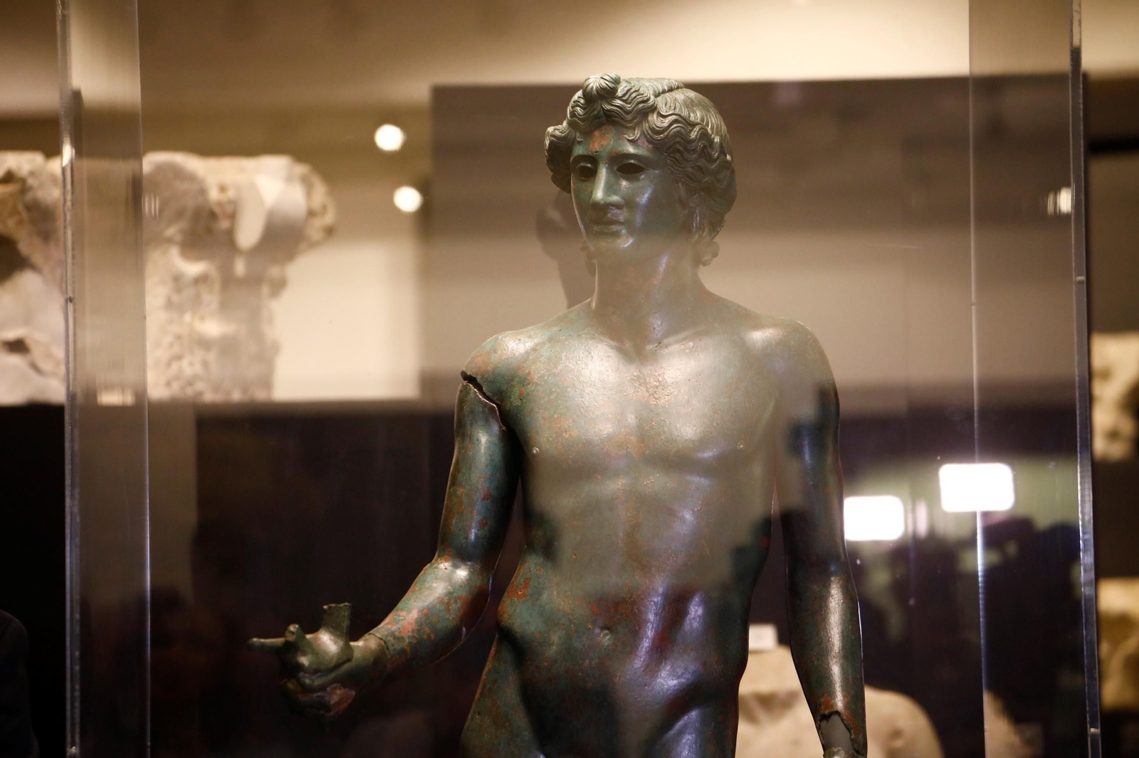 Los efebos de Pedro Abad ya lucen en el Museo Arqueológico de Córdoba, en imágenes