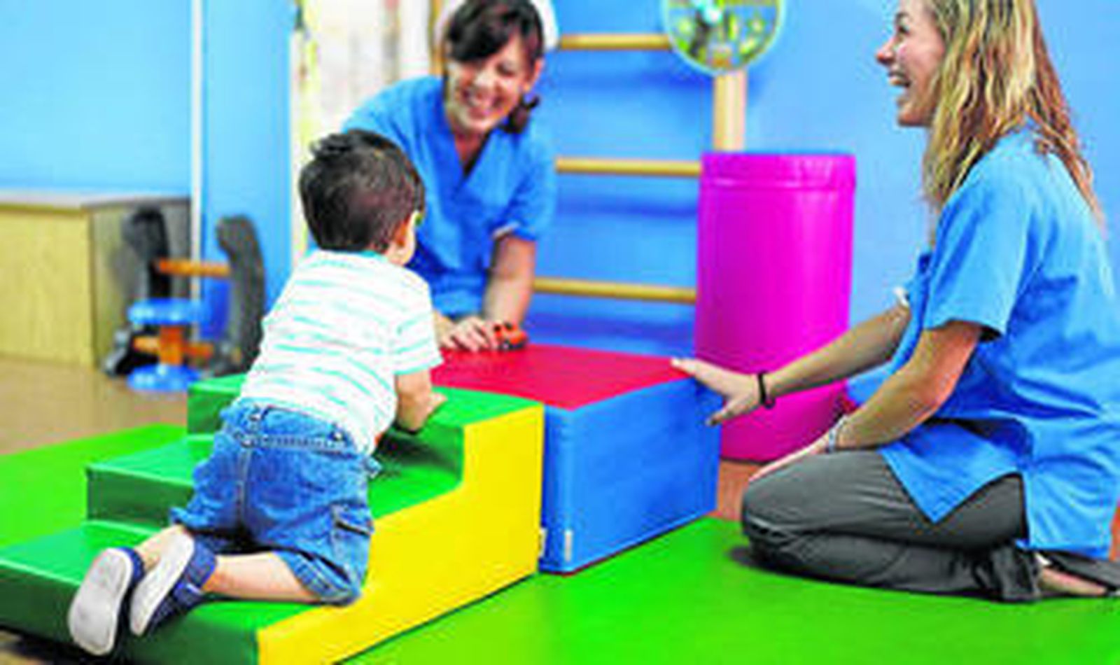 Empleadas del Centro de Atención Temprana trabajan con un niño.