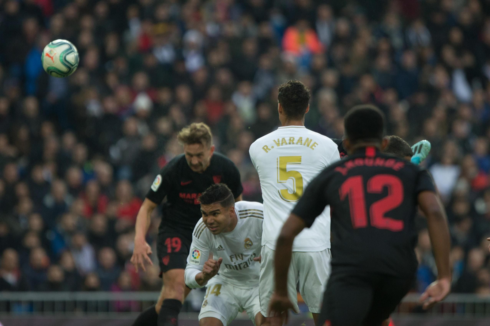 De Jong cabecea a gol en la famosa jugada que anularía Martínez Munuera por bloqueo de Gudelj.