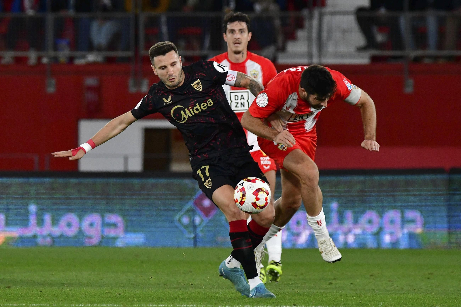 Las fotos del pobrísimo paso de Saúl Ñíguez por el Sevilla